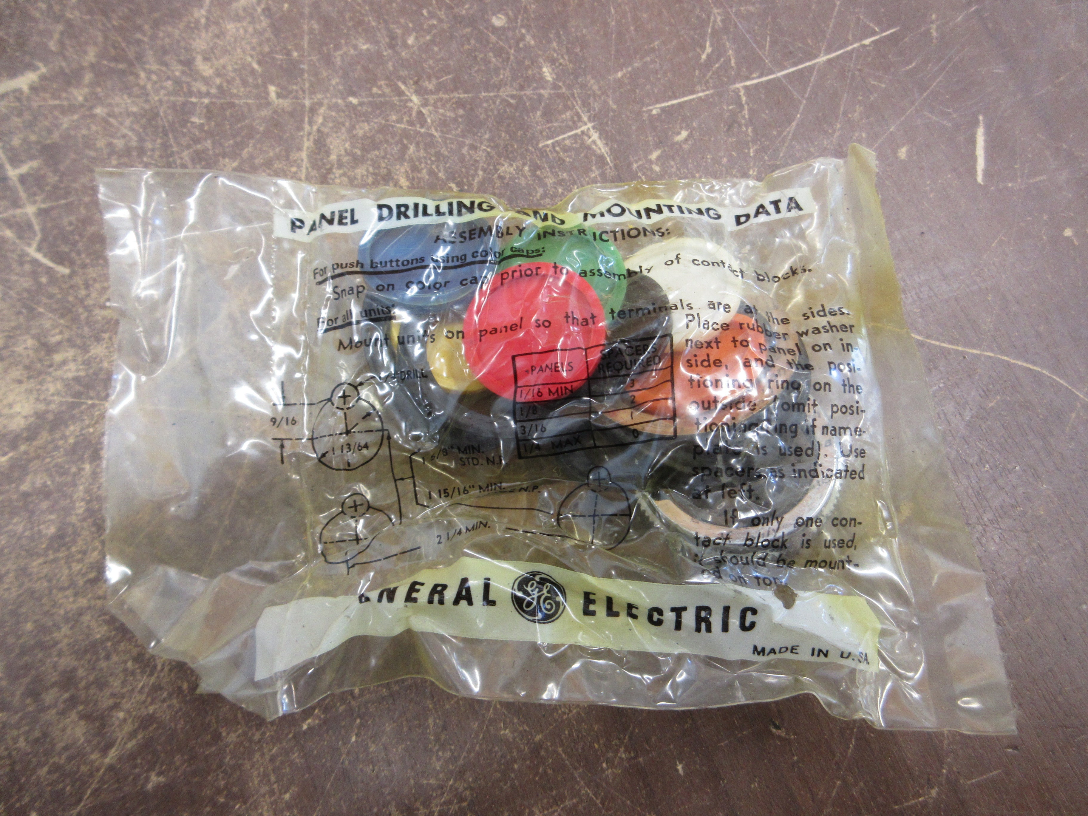 GE Oiltight Pushbutton CR2940WA200YA New Surplus