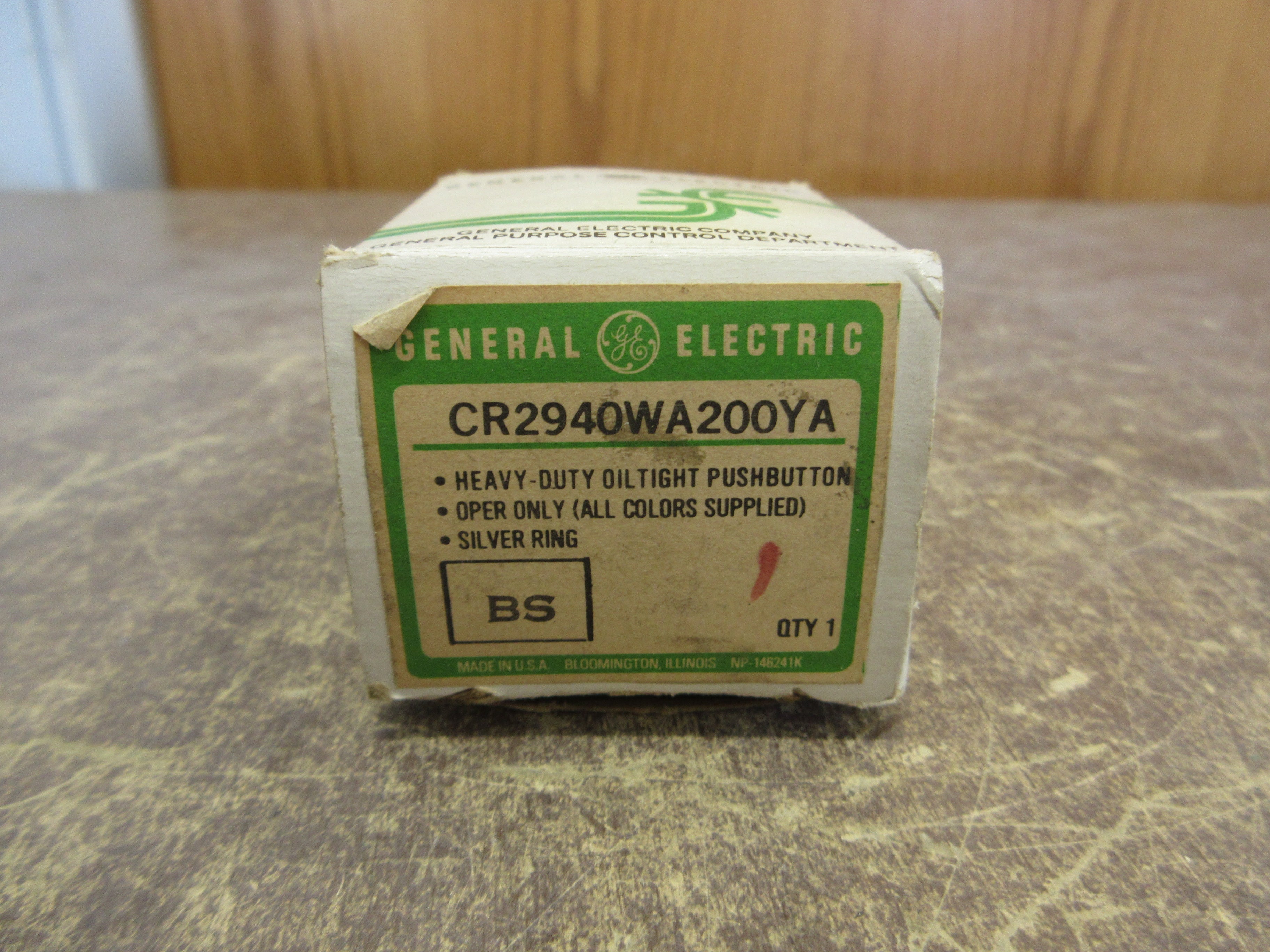 GE Oiltight Pushbutton CR2940WA200YA New Surplus