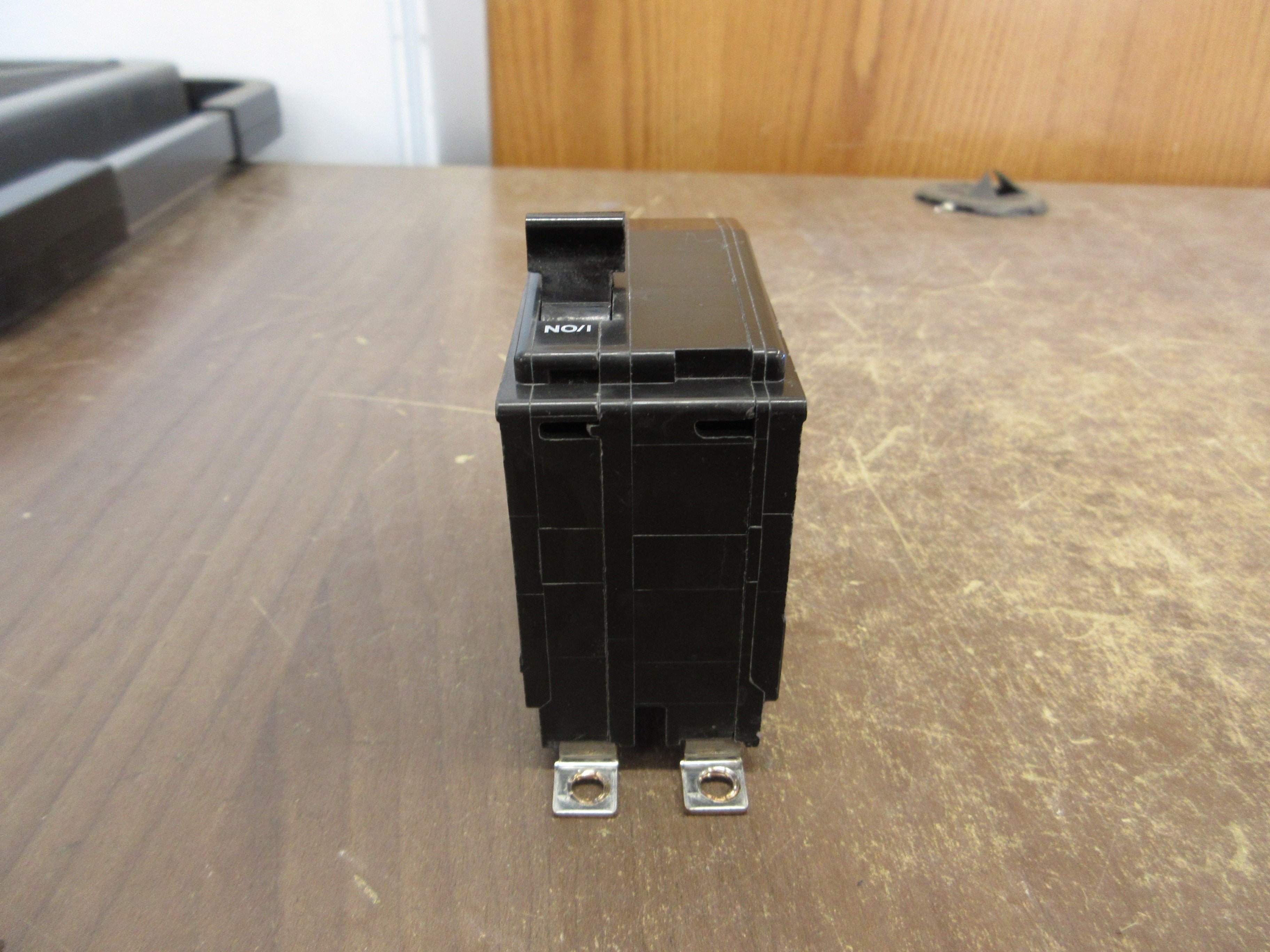 Square D Bolt-On Circuit Breaker QOB220VH 20A 120/240V 2P 22kA *No Screws* Used