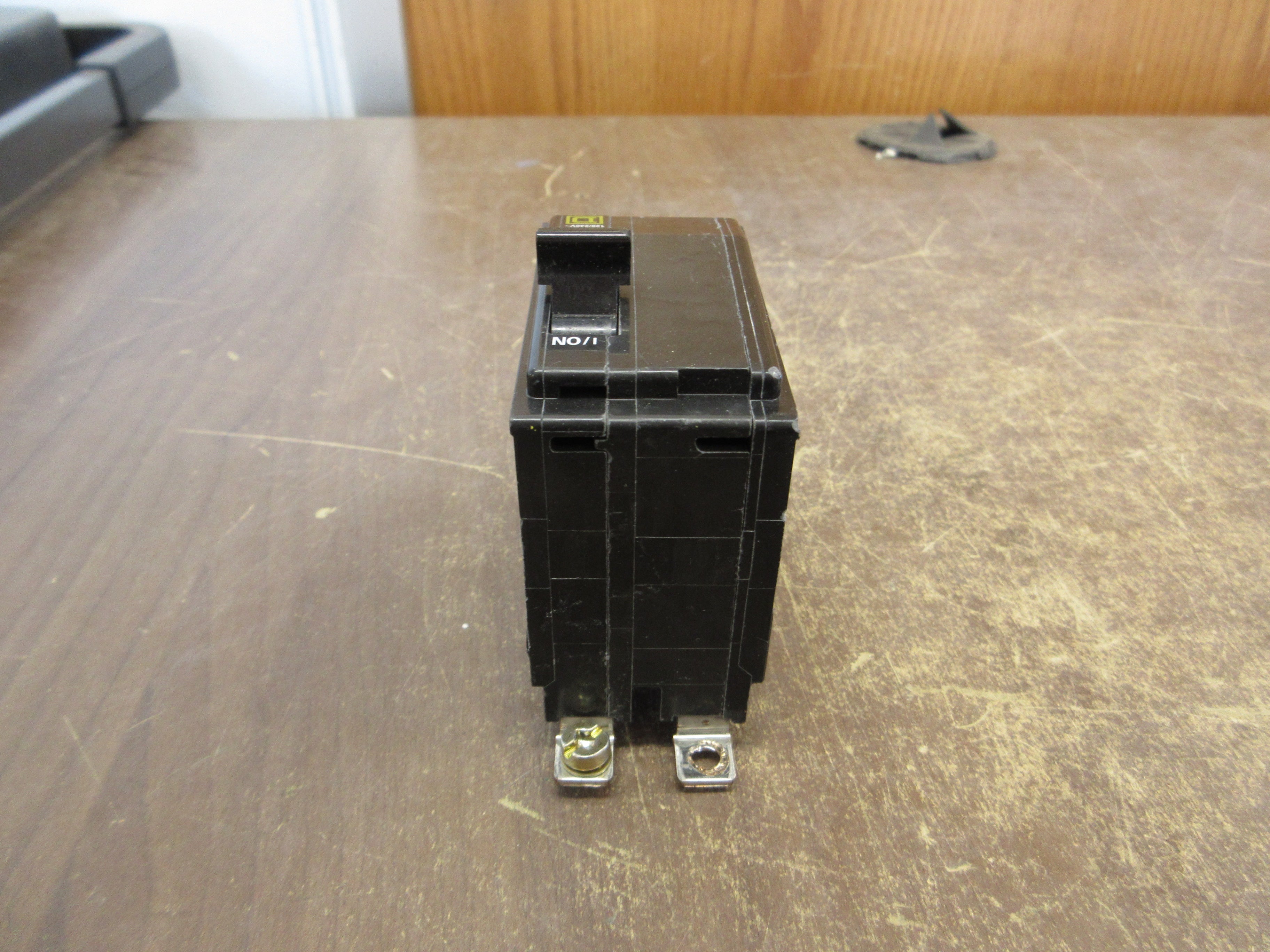 Square D Bolt-On Circuit Breaker QOB220VH 20A 120/240V 2P 22kA *(1) Screw* Used