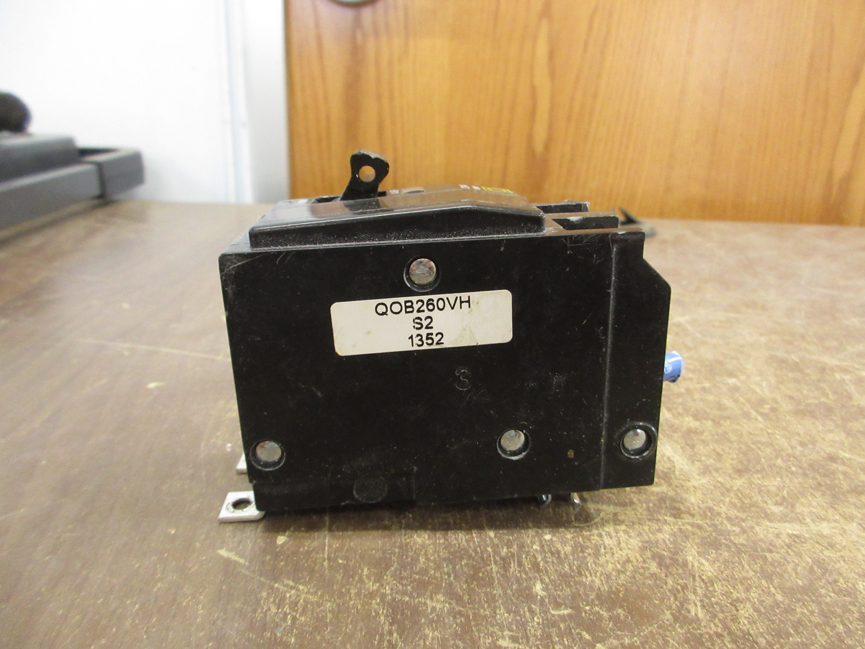 Square D Bolt-On Circuit Breaker QOB260VH 60A 120/240V 2P 22kA *No Screws* Used