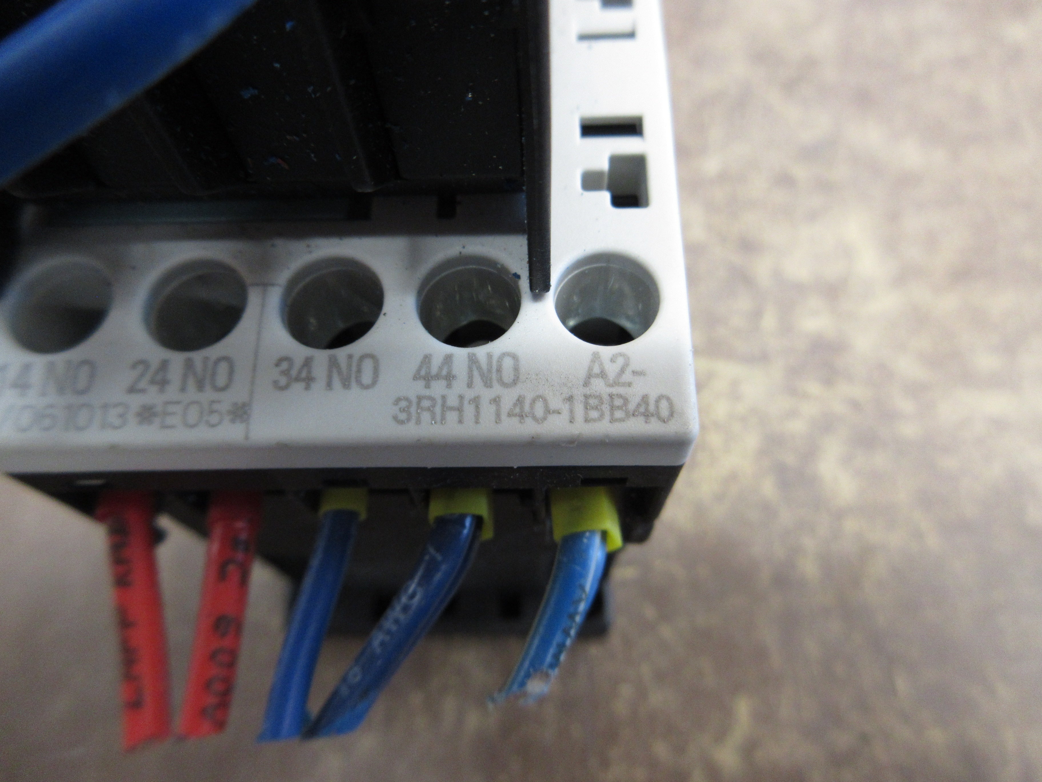 Siemens Sirius Contactor 3RH1140-1BB40 24VDC Coil 10A 600V w/Aux Contact Used