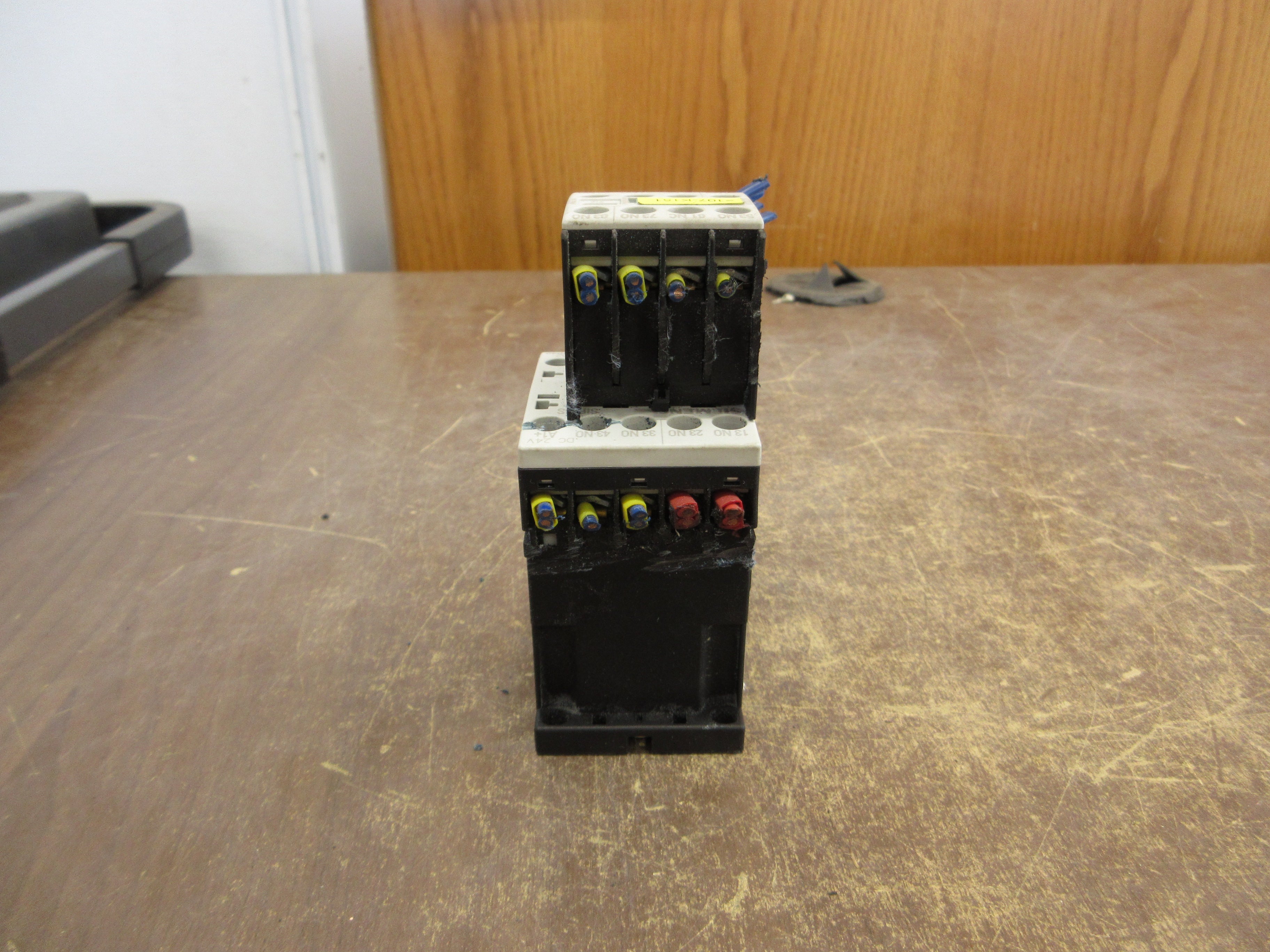 Siemens Sirius Contactor 3RH1140-1BB40 24VDC Coil 10A 600V w/Aux Contact Used