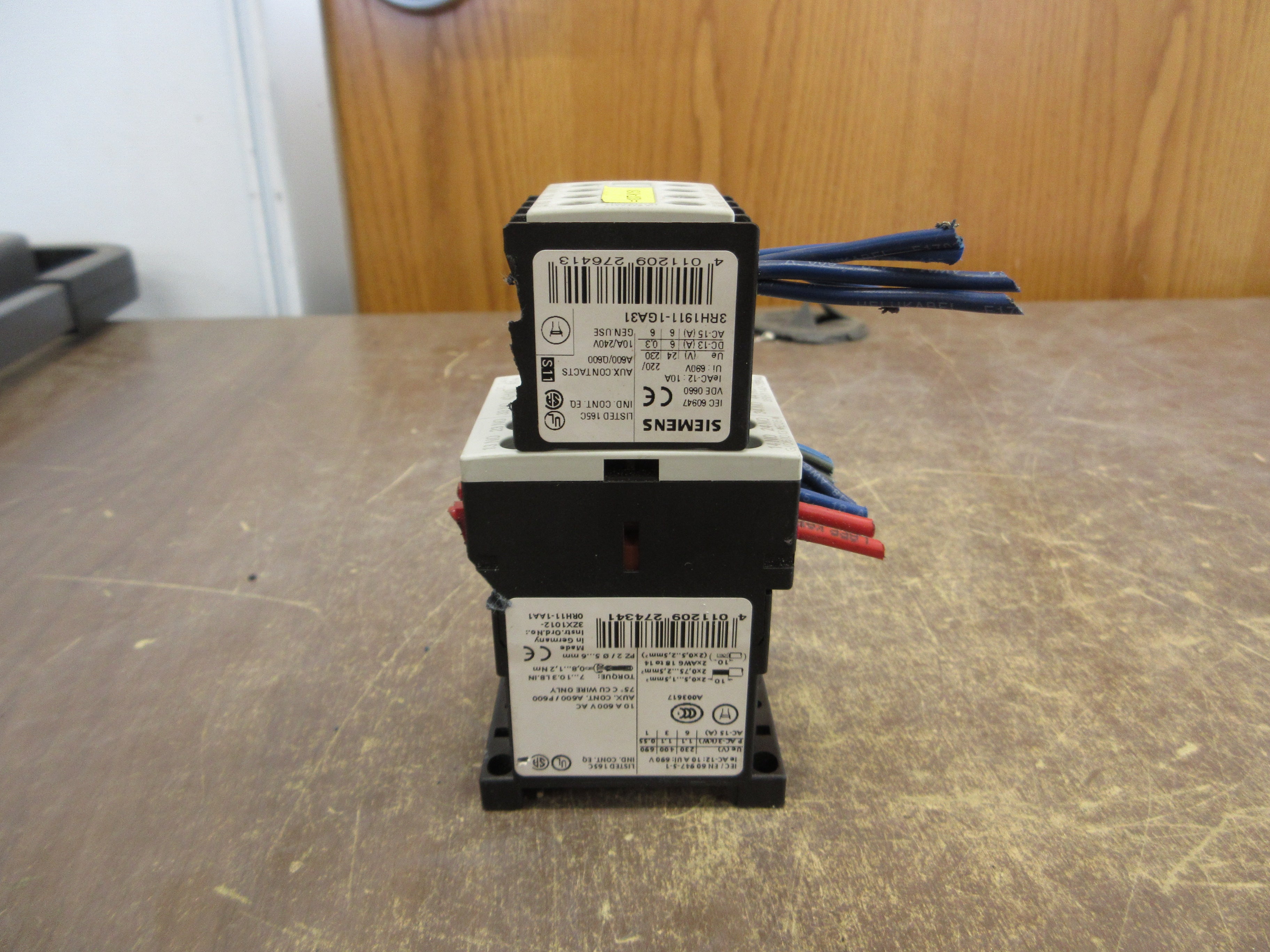 Siemens Sirius Contactor 3RH1140-1BB40 24VDC Coil 10A 600V w/Aux Contact Used
