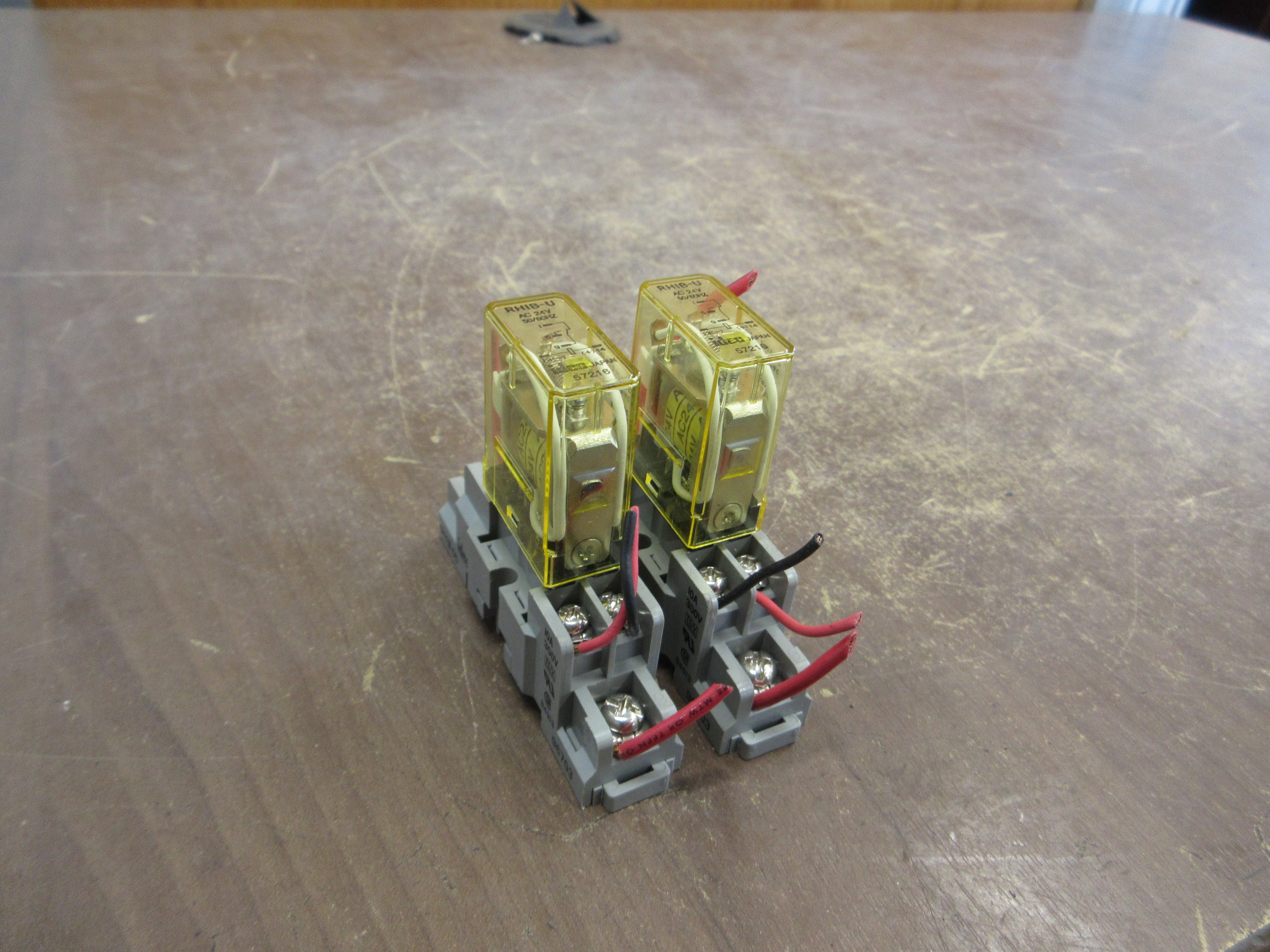 Idec Relay RHIB-U 24V Coil w/ Base *Lot of 2* Used