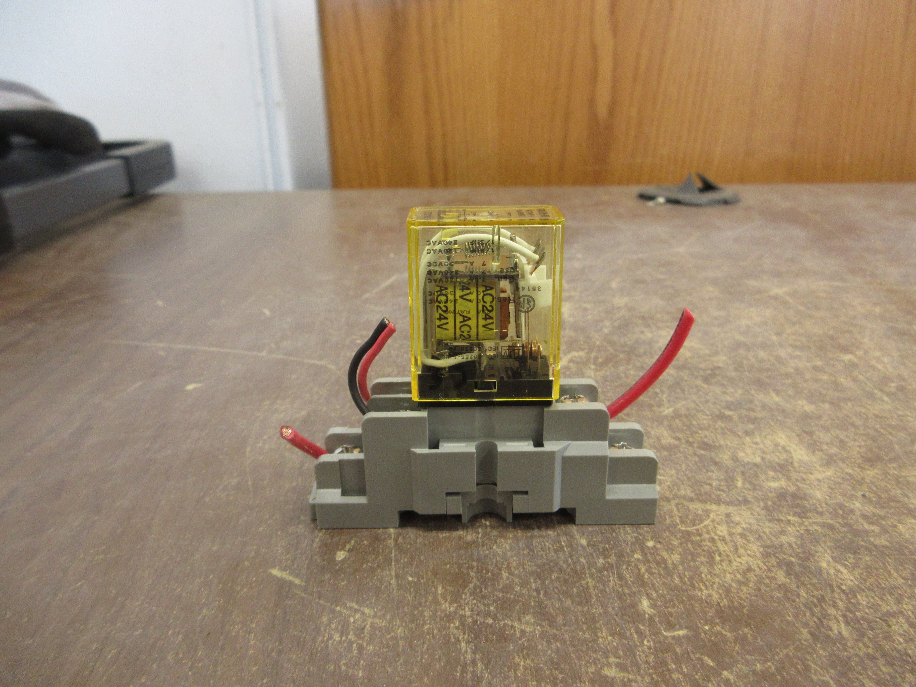 Idec Relay RHIB-U 24V Coil w/ Base *Lot of 2* Used