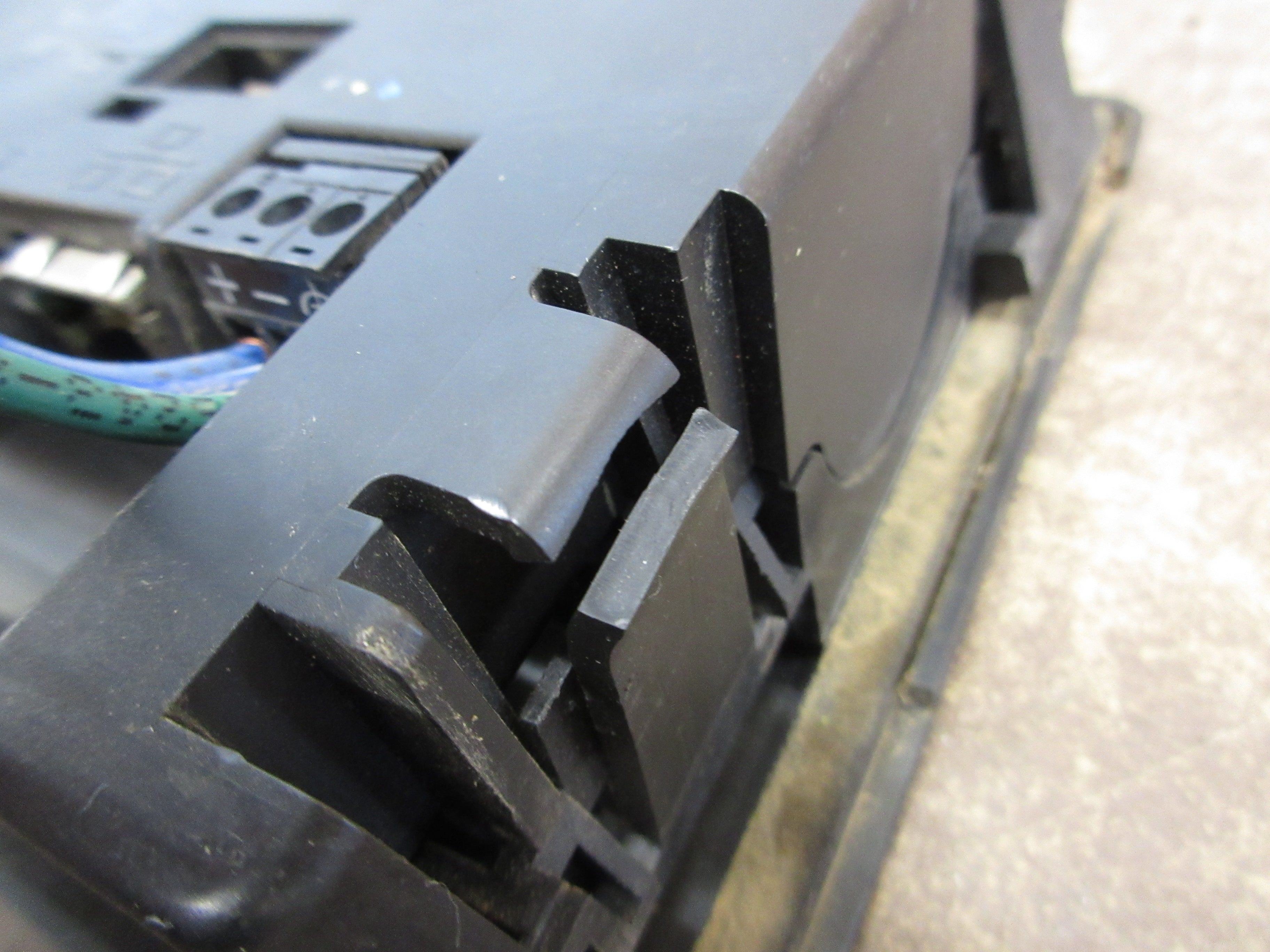 Allen-Bradley PanelView C600 2711C-T6C Ser. B Rev. A *(2) Broken Mounting Clip*