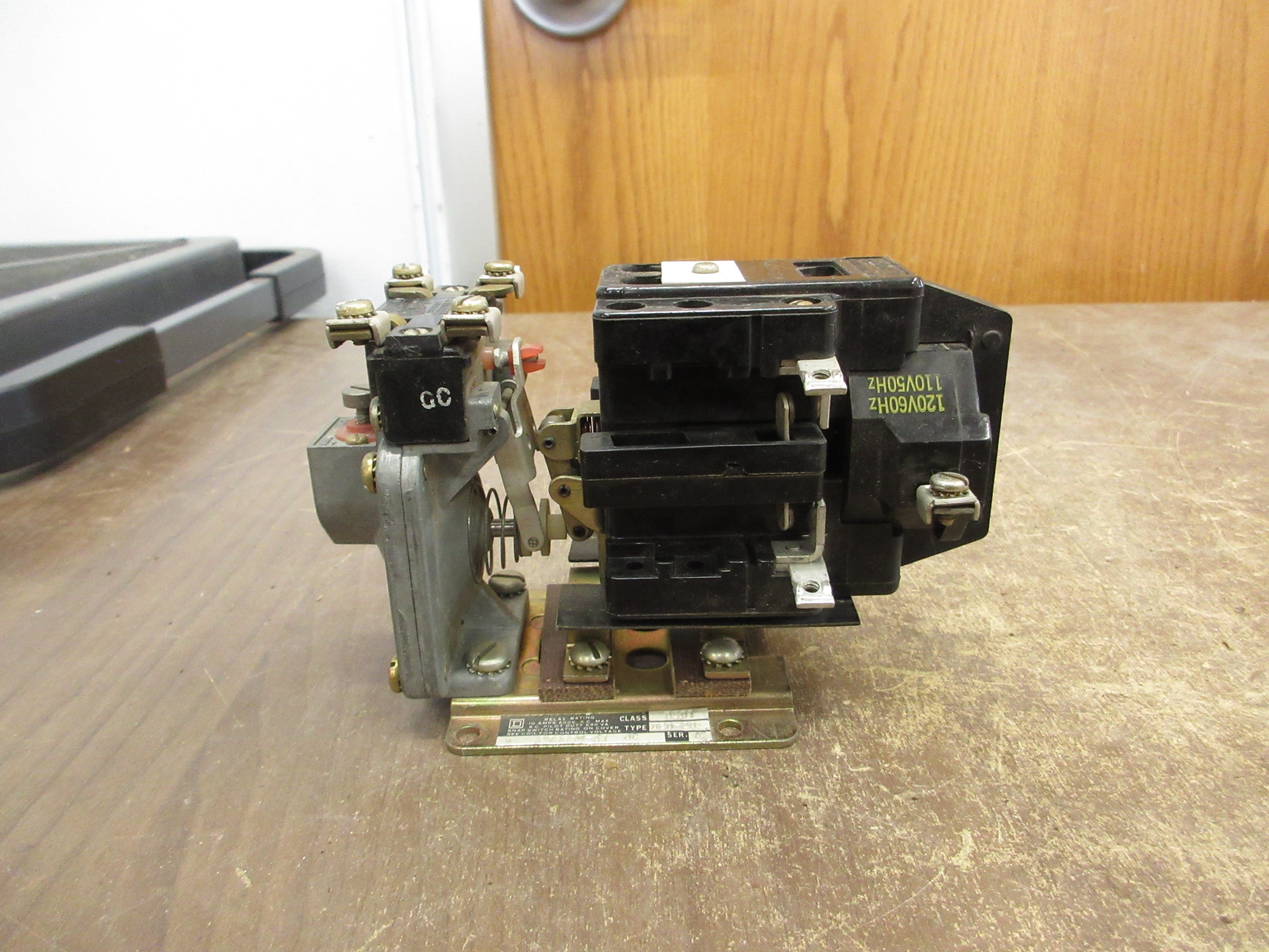 Square D Timing Relay 8501 DEO-20 Ser. A 120V Coil *Missing (2) Terminal Screws*