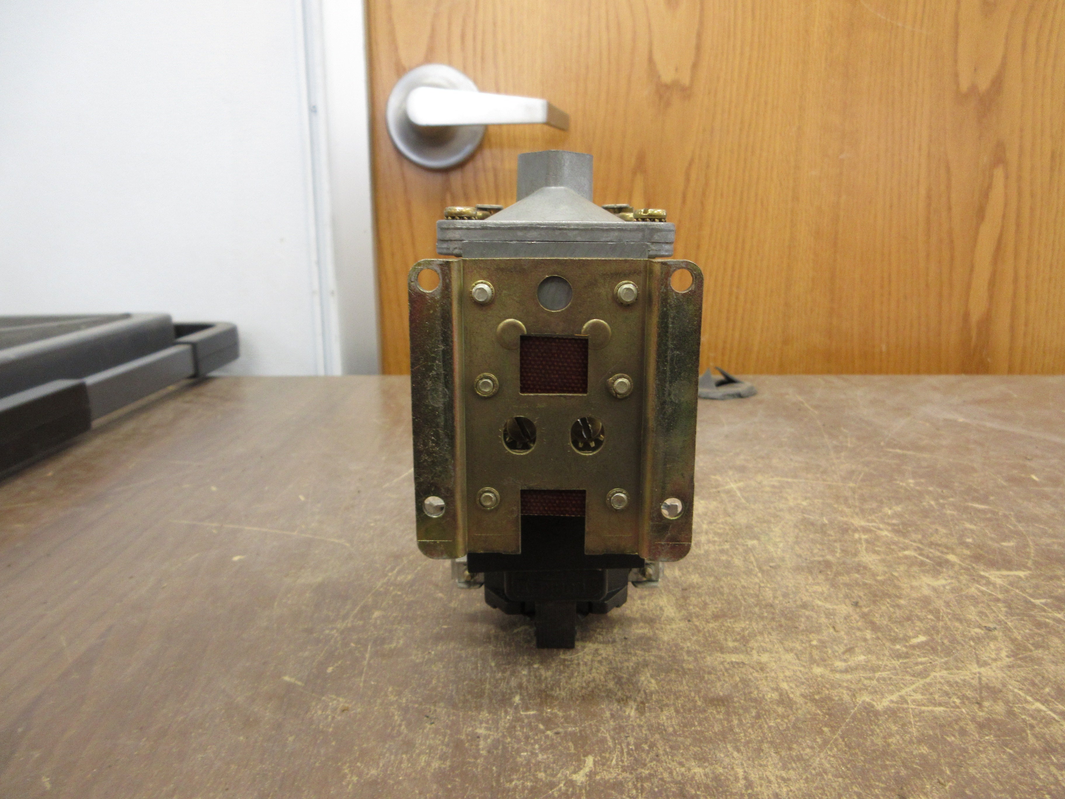 Square D Timing Relay 8501 DEO-20 Ser. A 120V Coil *Missing (2) Terminal Screws*