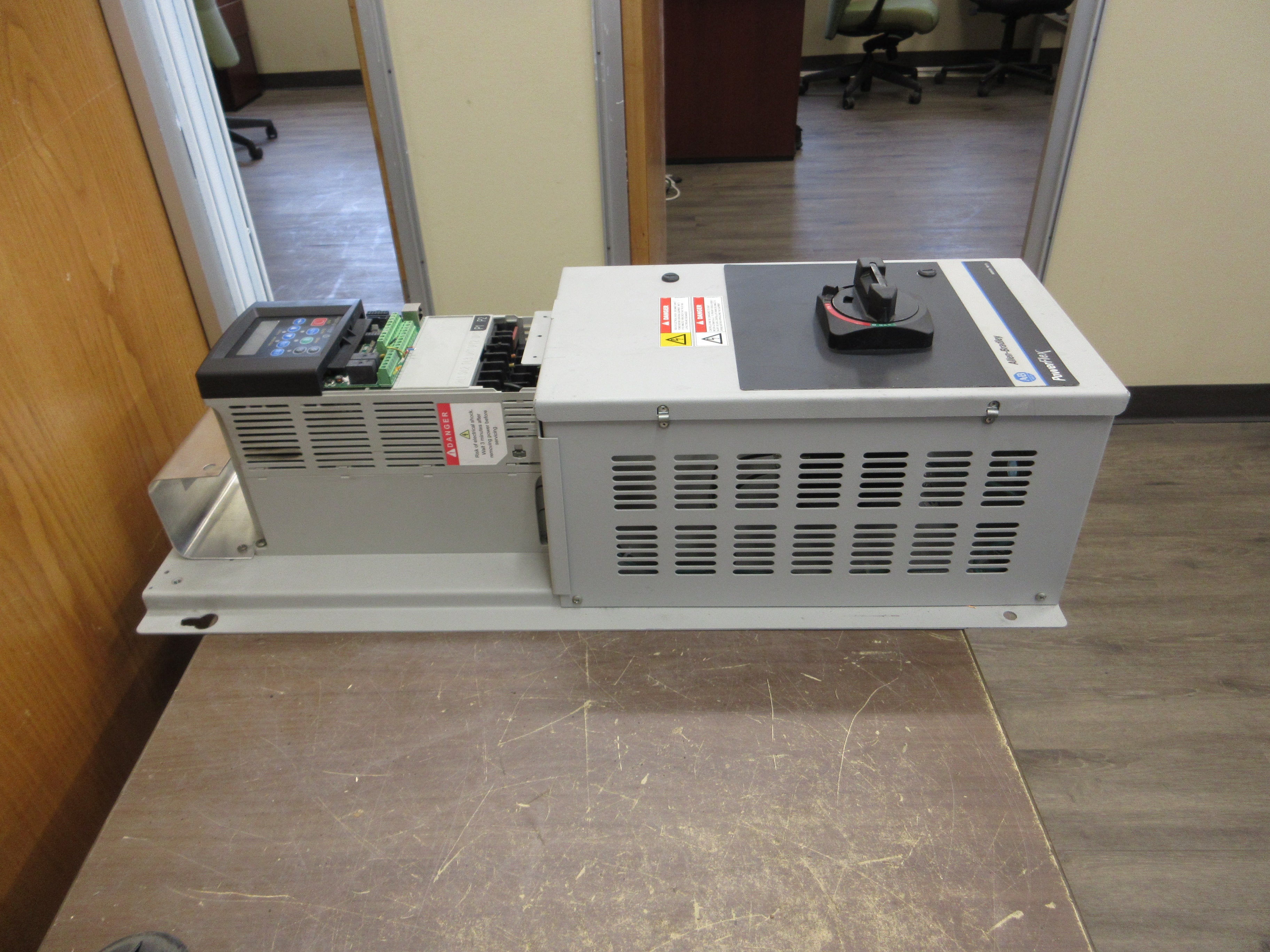 Allen-Bradley PowerFlex 400 AC Drive w/ Disconnect 22C-D017N103 10HP 3Ph Used