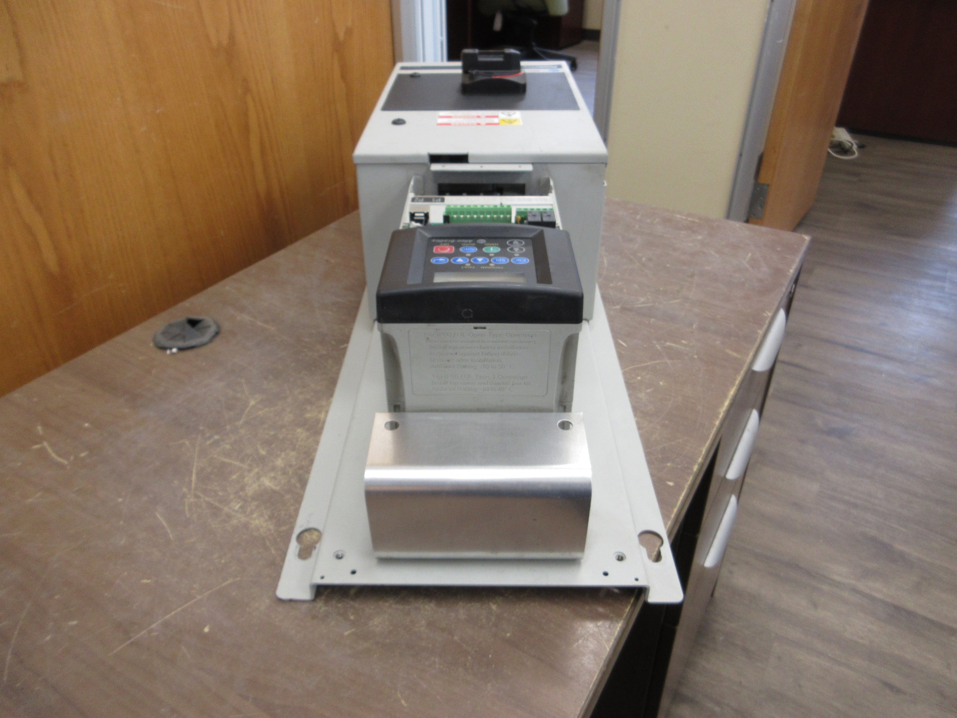 Allen-Bradley PowerFlex 400 AC Drive w/ Disconnect 22C-D017N103 10HP 3Ph Used