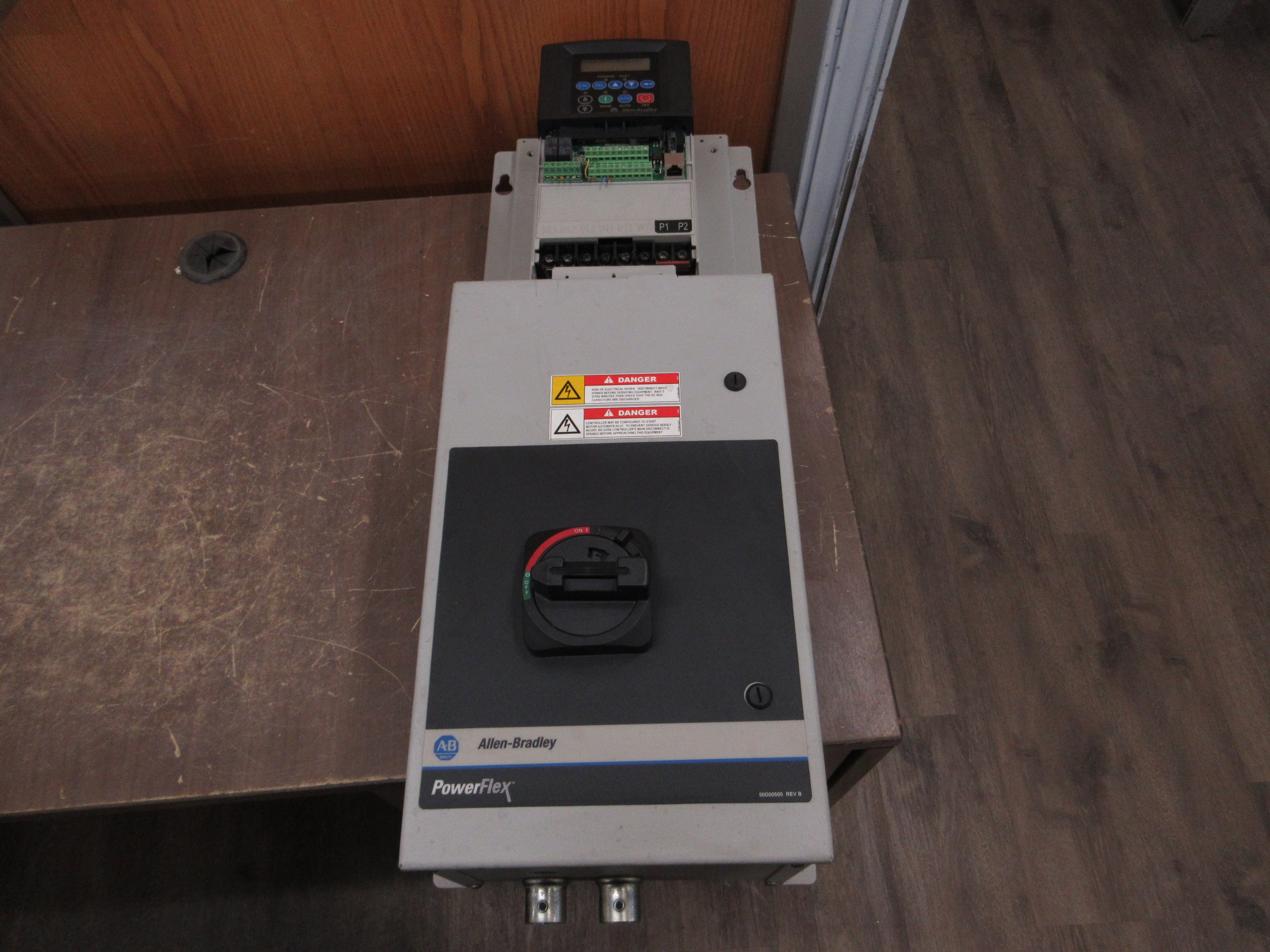 Allen-Bradley PowerFlex 400 AC Drive w/ Disconnect 22C-D017N103 10HP 3Ph Used