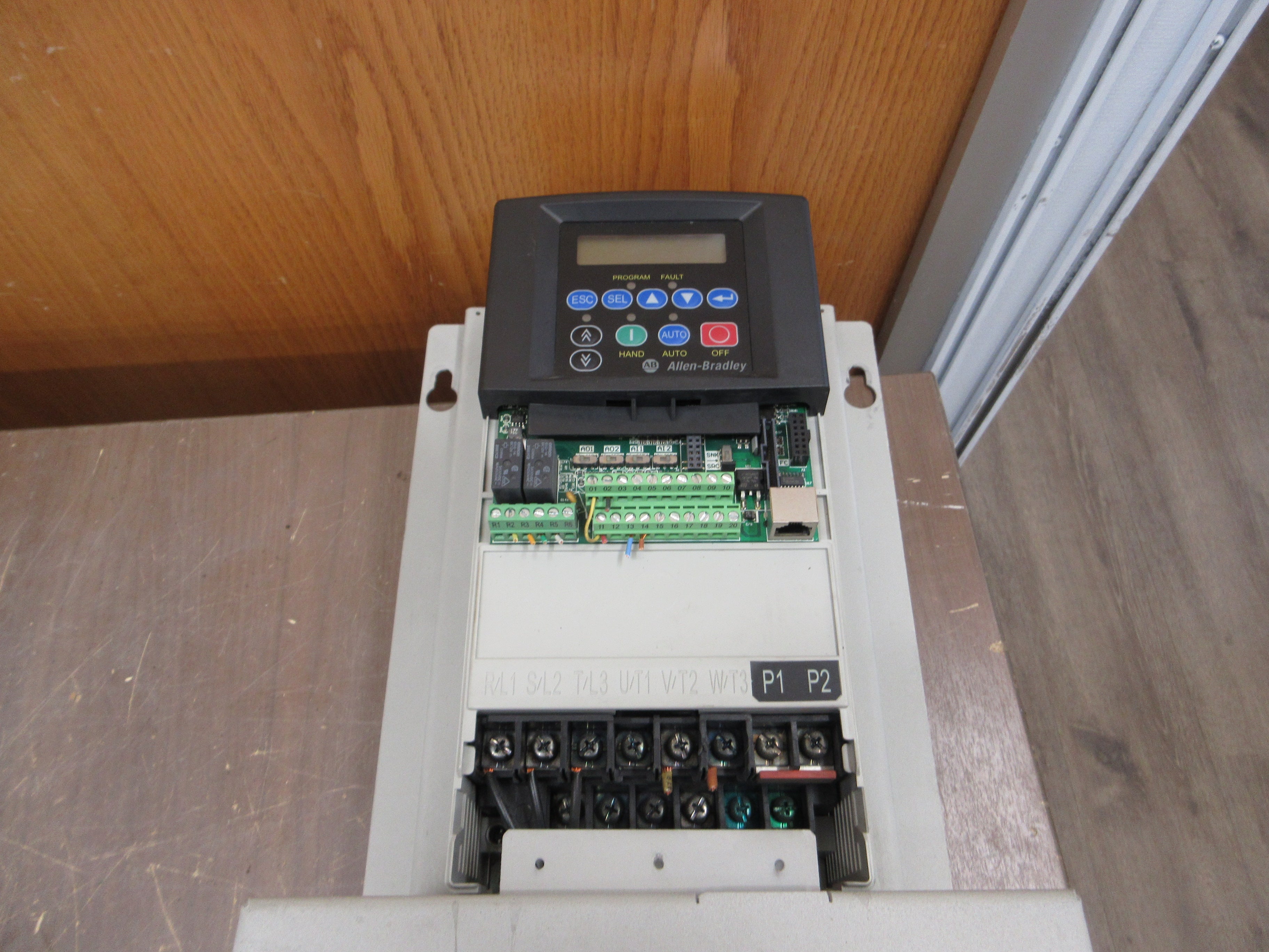 Allen-Bradley PowerFlex 400 AC Drive w/ Disconnect 22C-D017N103 10HP 3Ph Used