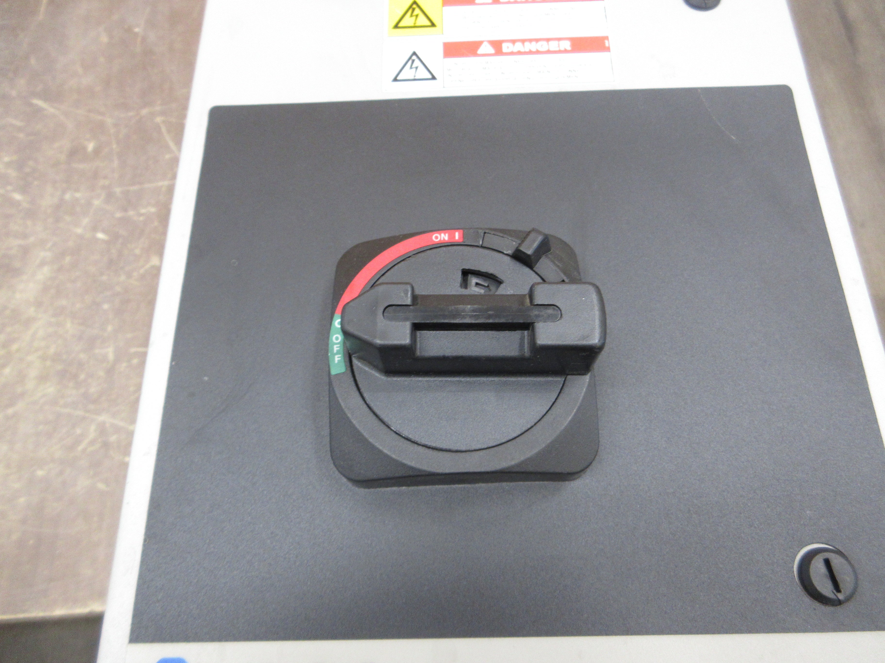 Allen-Bradley PowerFlex 400 AC Drive w/ Disconnect 22C-D017N103 10HP 3Ph Used