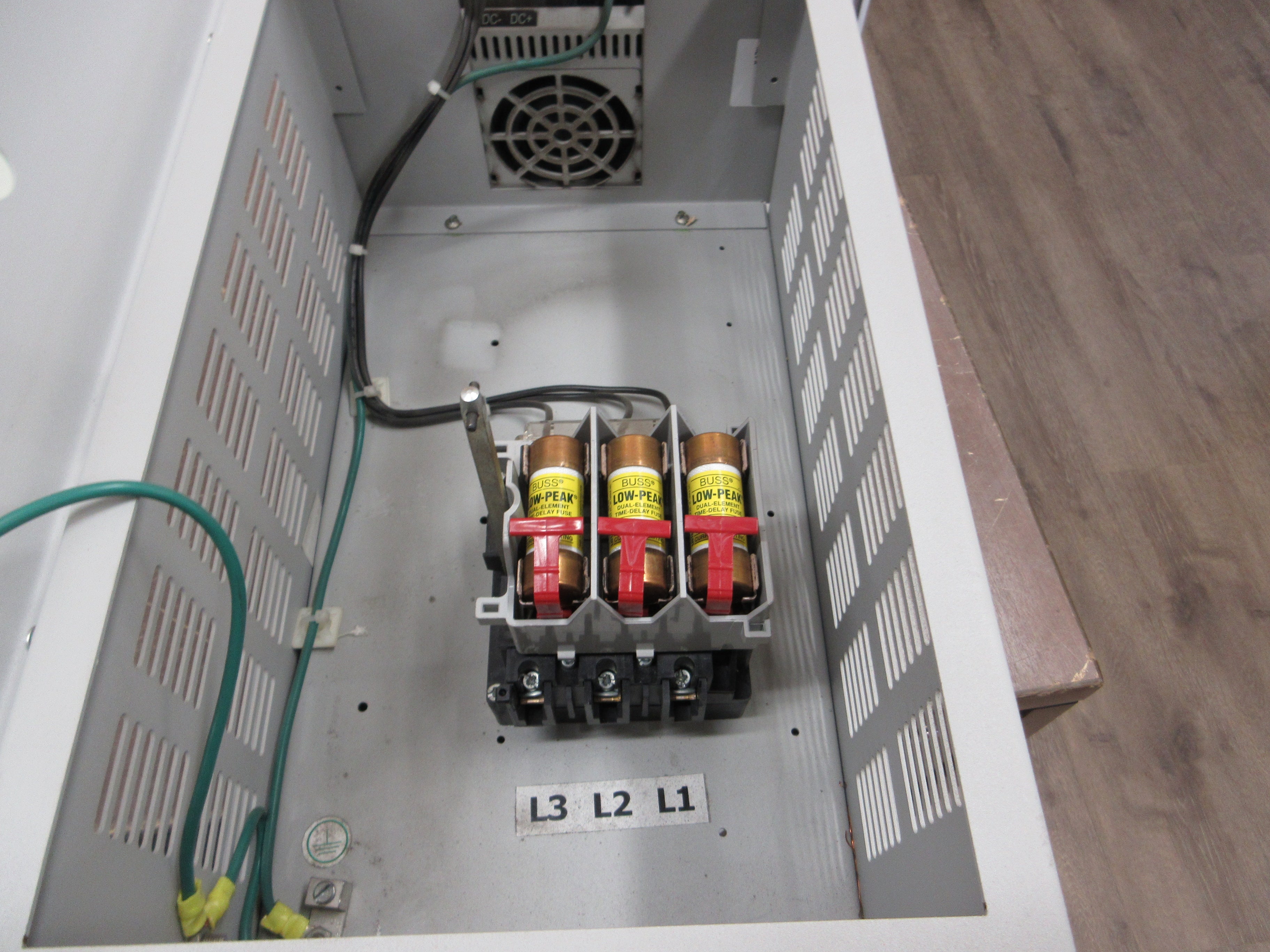 Allen-Bradley PowerFlex 400 AC Drive w/ Disconnect 22C-D017N103 10HP 3Ph Used