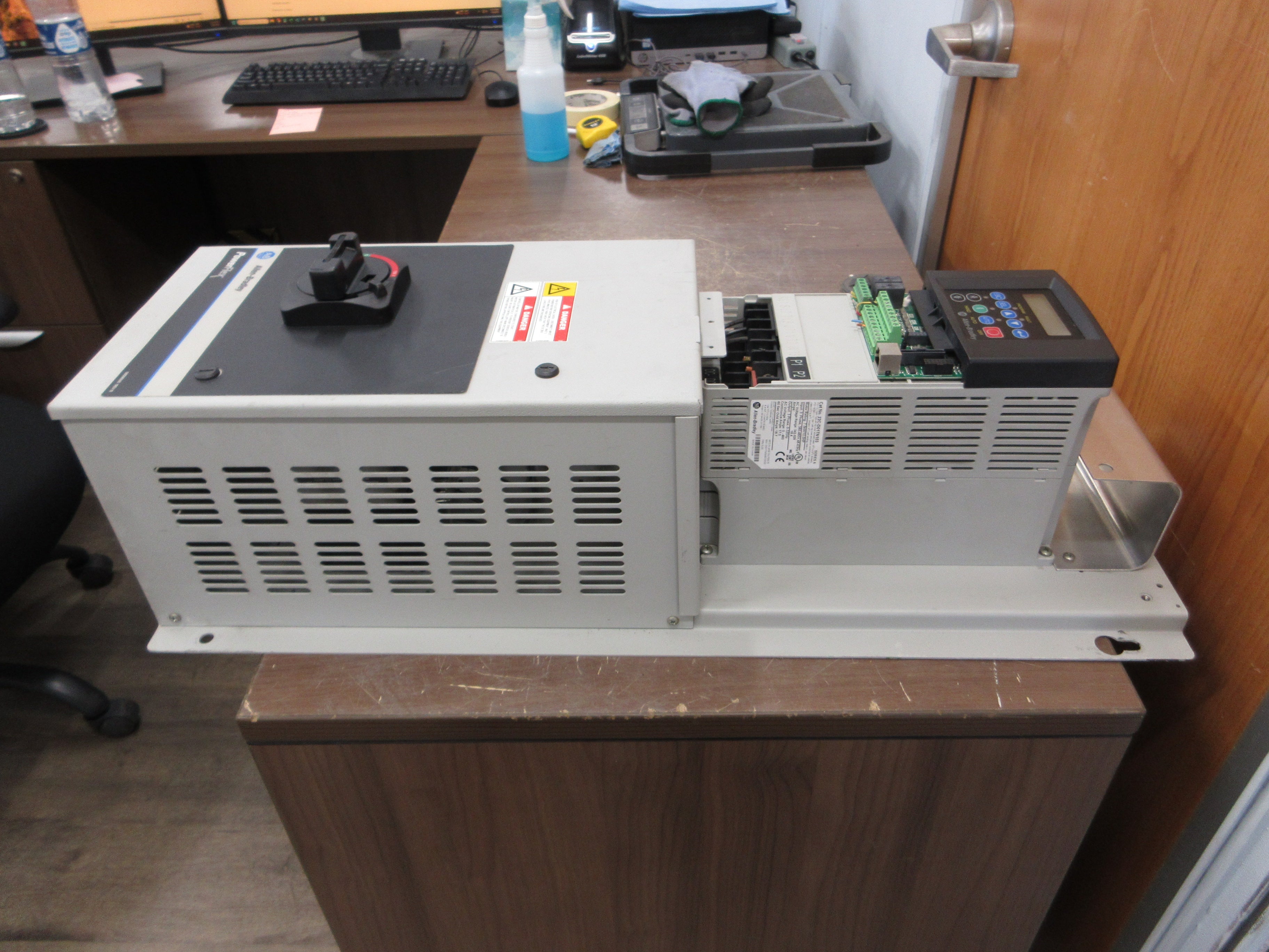 Allen-Bradley PowerFlex 400 AC Drive w/ Disconnect 22C-D017N103 10HP 3Ph Used