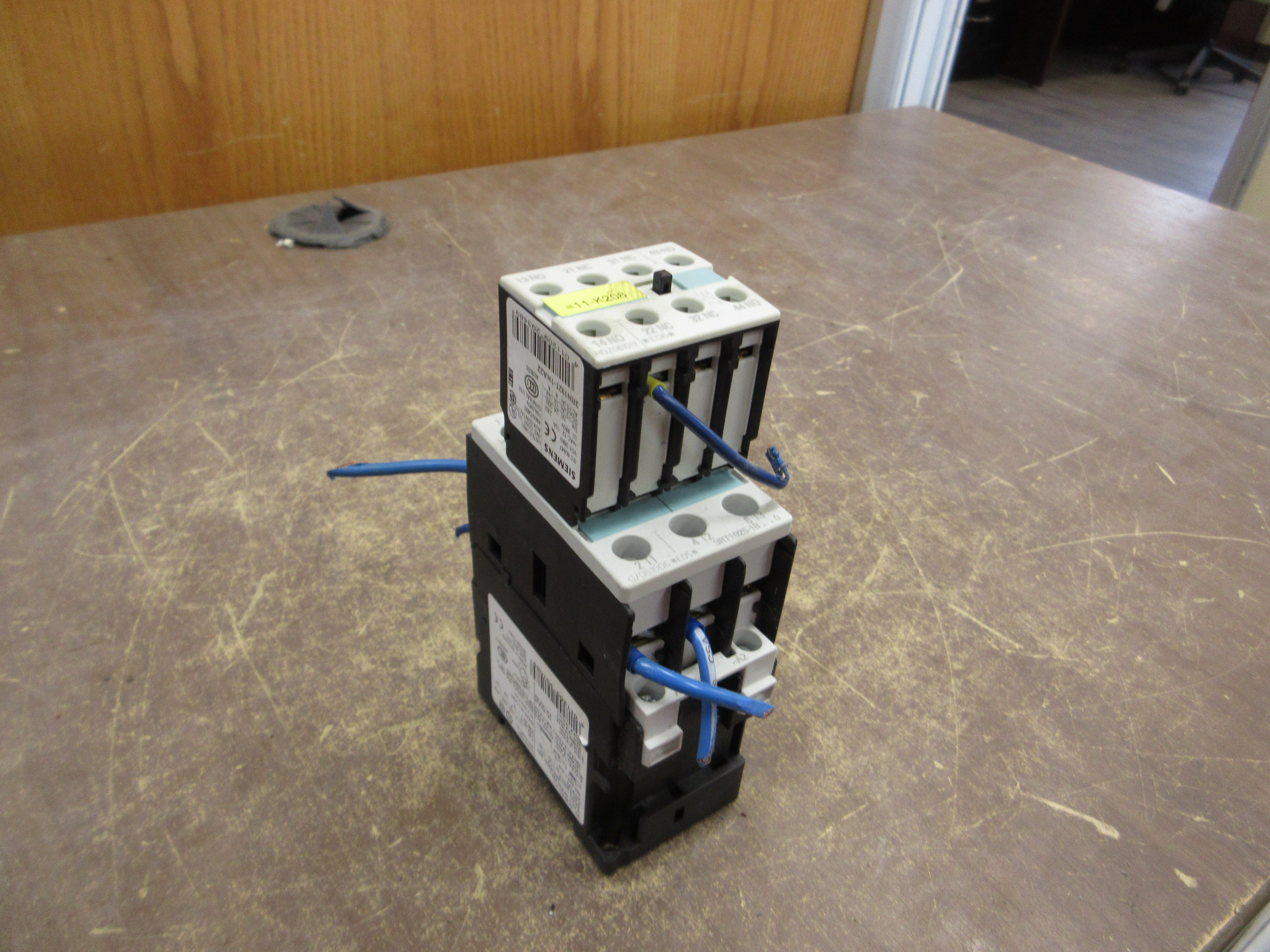 Siemens Sirius Contactor 3RT1025-1B..0 24VDC Coil 35A 600V *Cracked Base* Used