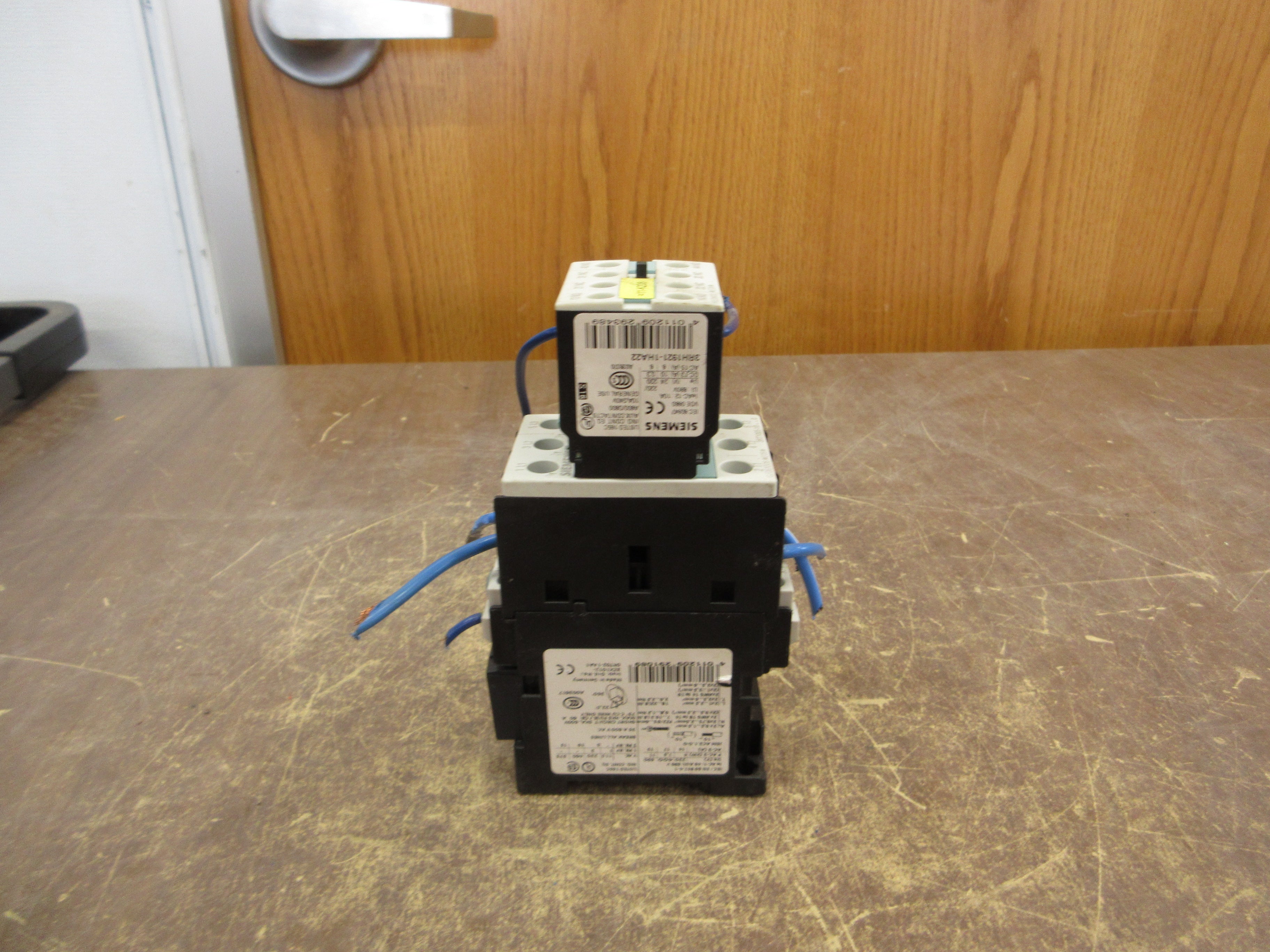 Siemens Sirius Contactor 3RT1025-1B..0 24VDC Coil 35A 600V *Cracked Base* Used