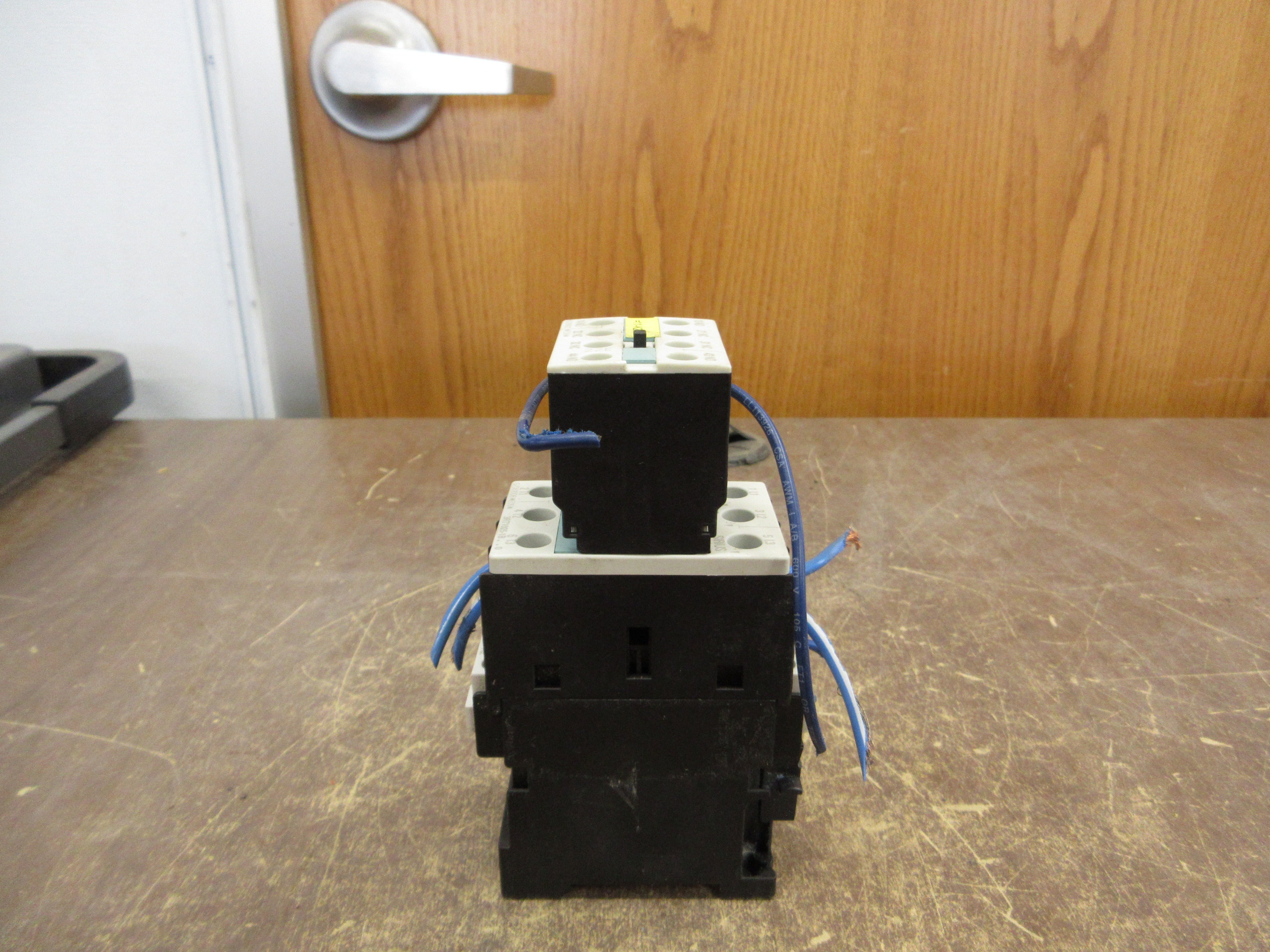 Siemens Sirius Contactor 3RT1025-1B..0 24VDC Coil 35A 600V *Cracked Base* Used