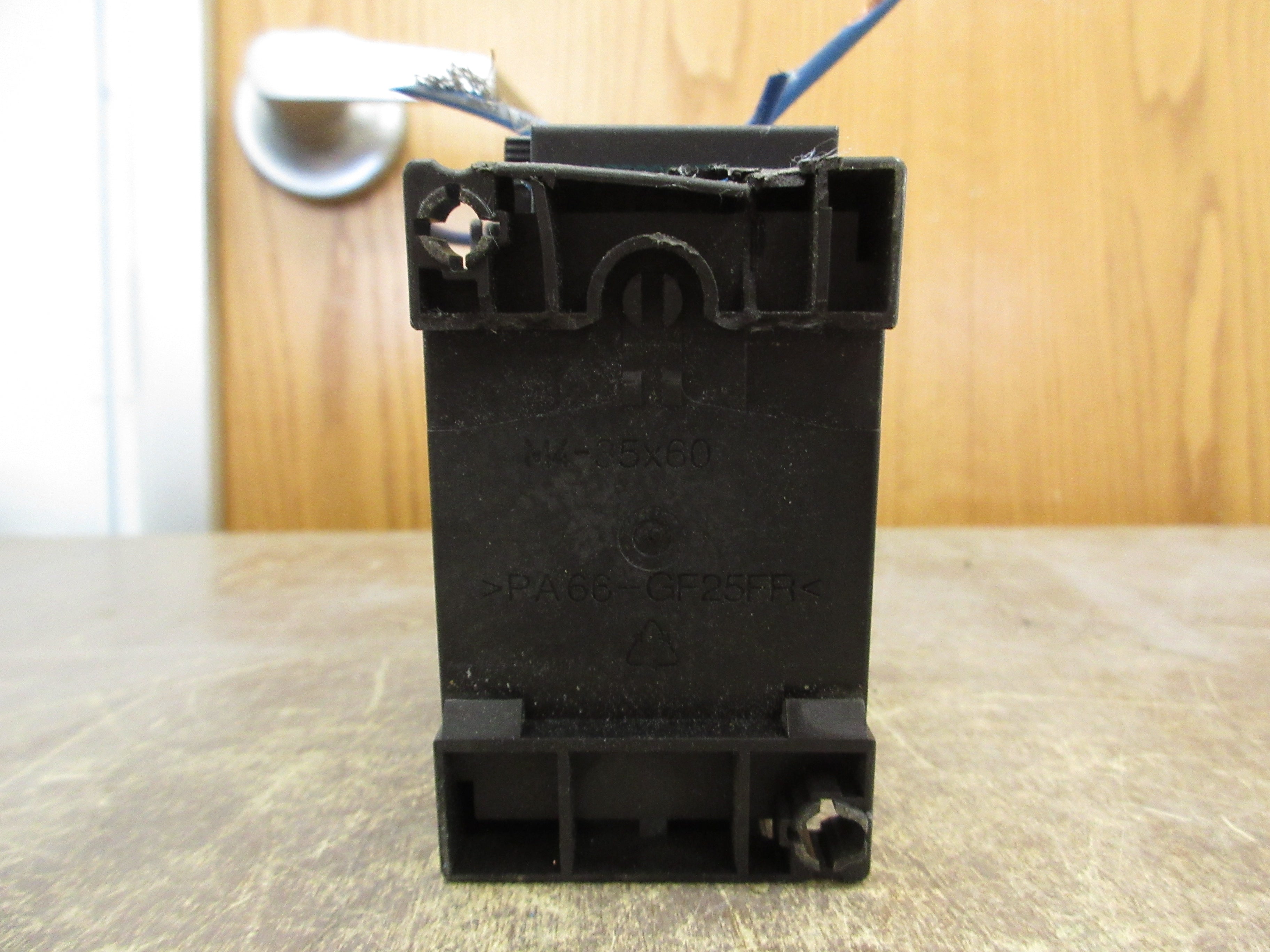 Siemens Sirius Contactor 3RT1025-1B..0 24VDC Coil 35A 600V *Cracked Base* Used