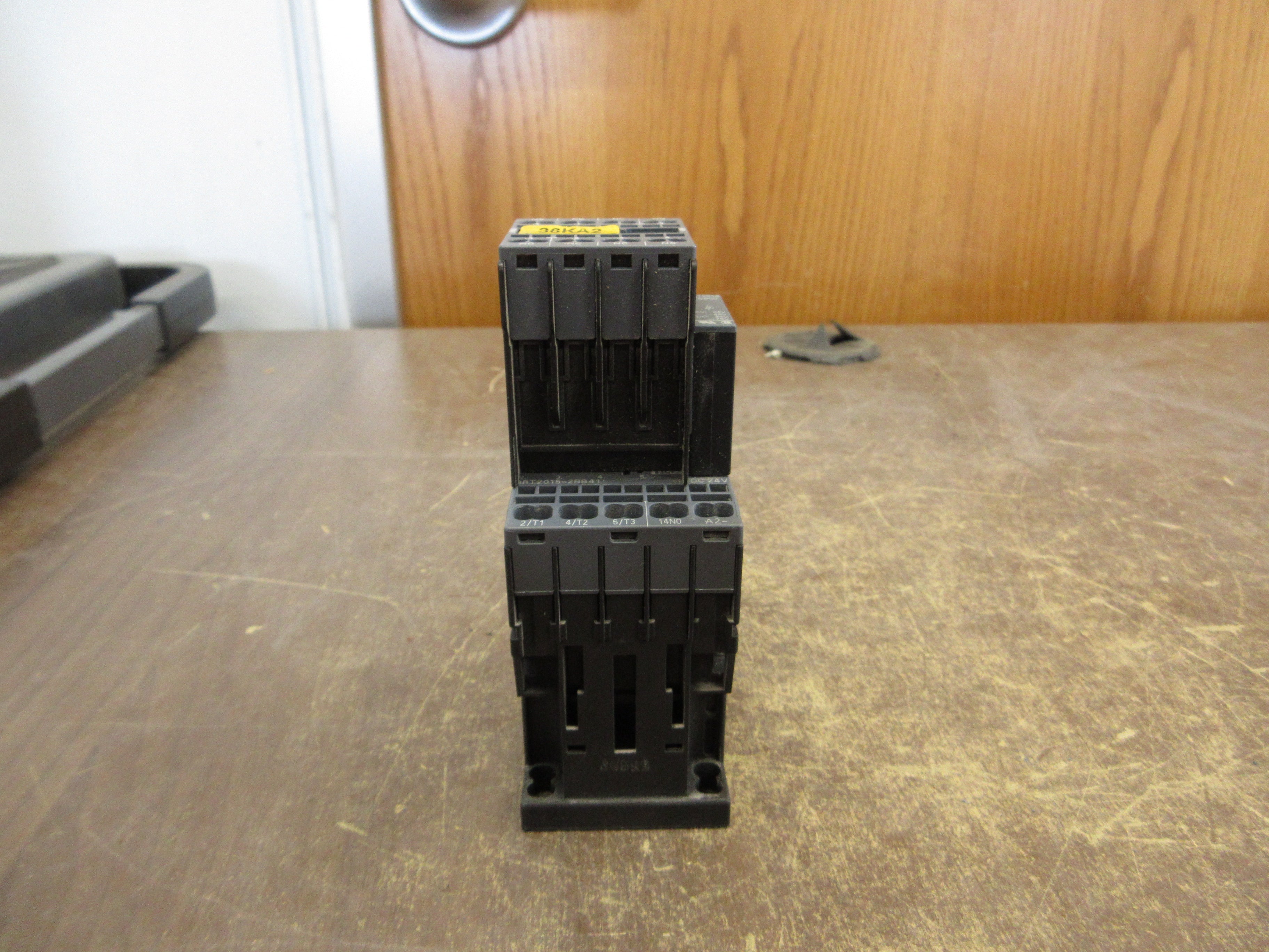Siemens Sirius Contactor 3RT2015-2BB41 24VDC Coil w/ Aux Contact Block Used