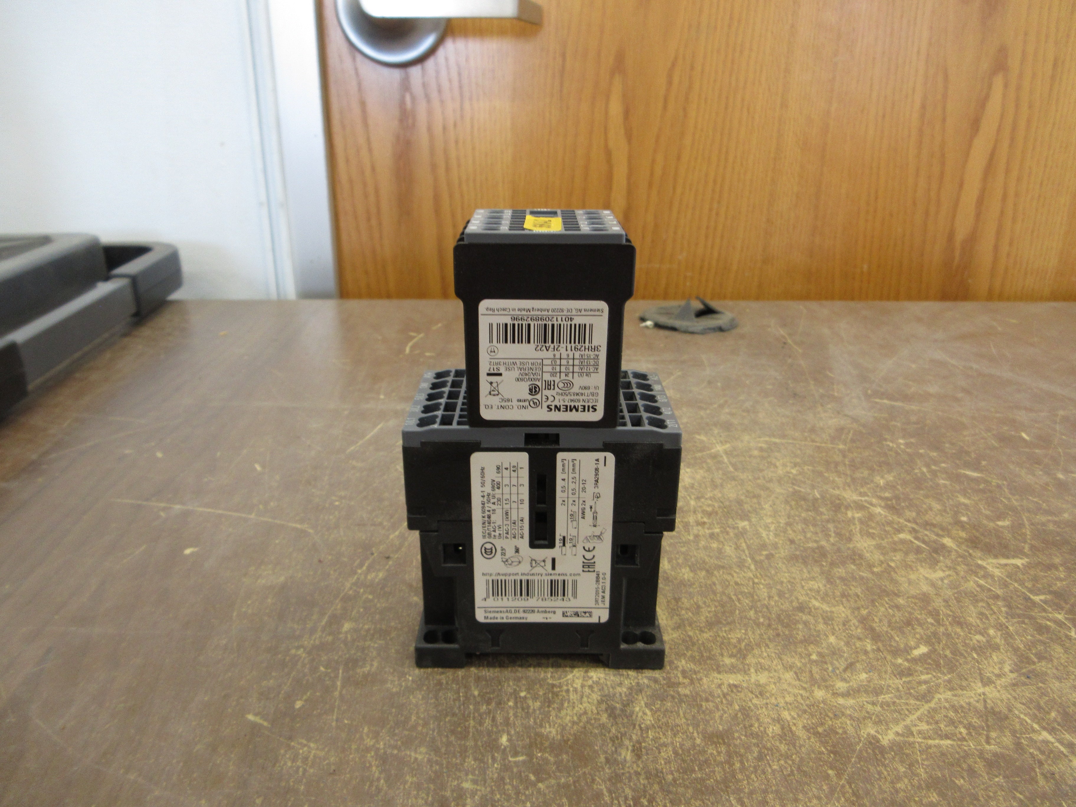Siemens Sirius Contactor 3RT2015-2BB41 24VDC Coil w/ Aux Contact Block Used