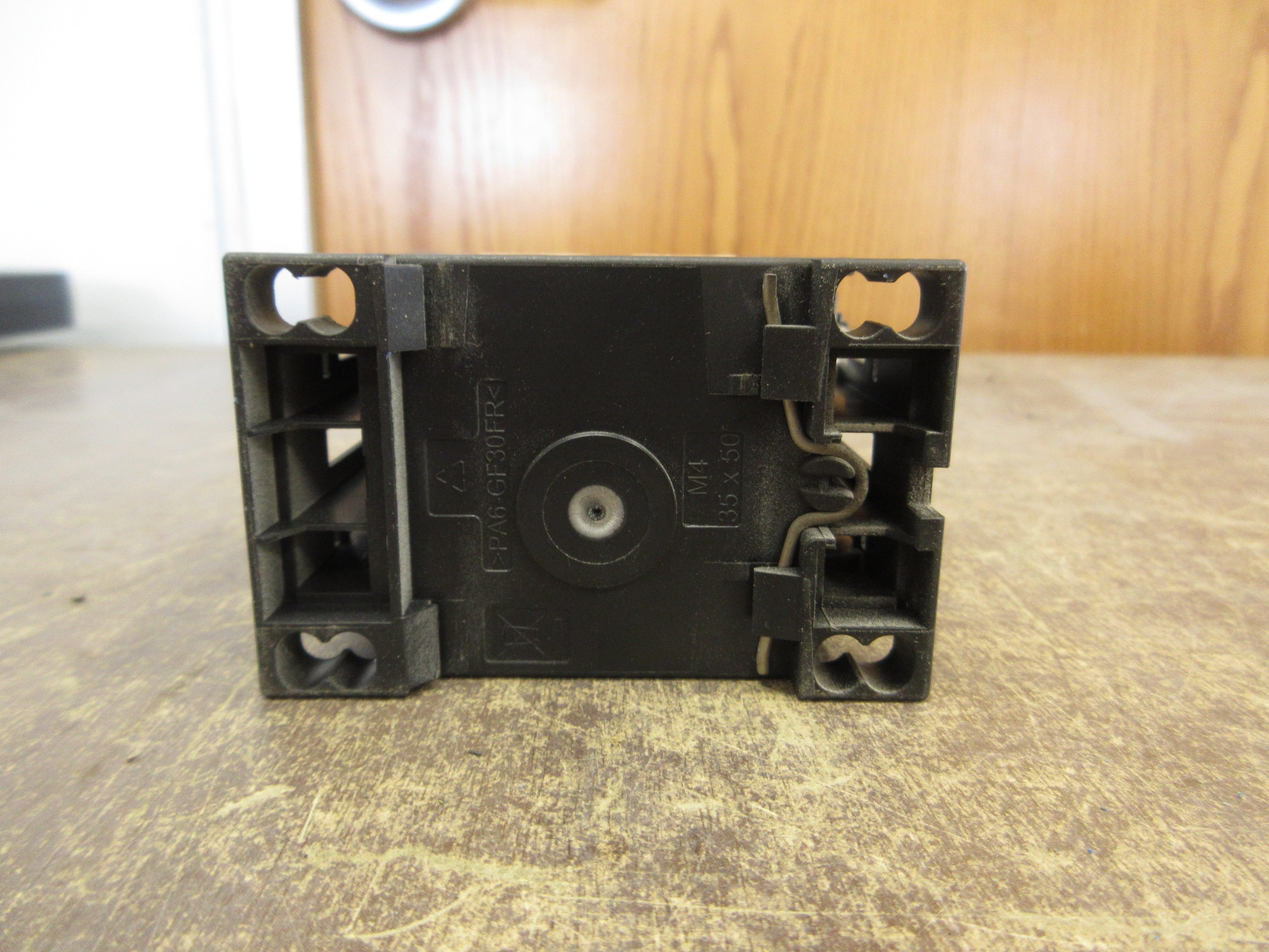 Siemens Sirius Contactor 3RT2015-2BB41 24VDC Coil w/ Aux Contact Block Used