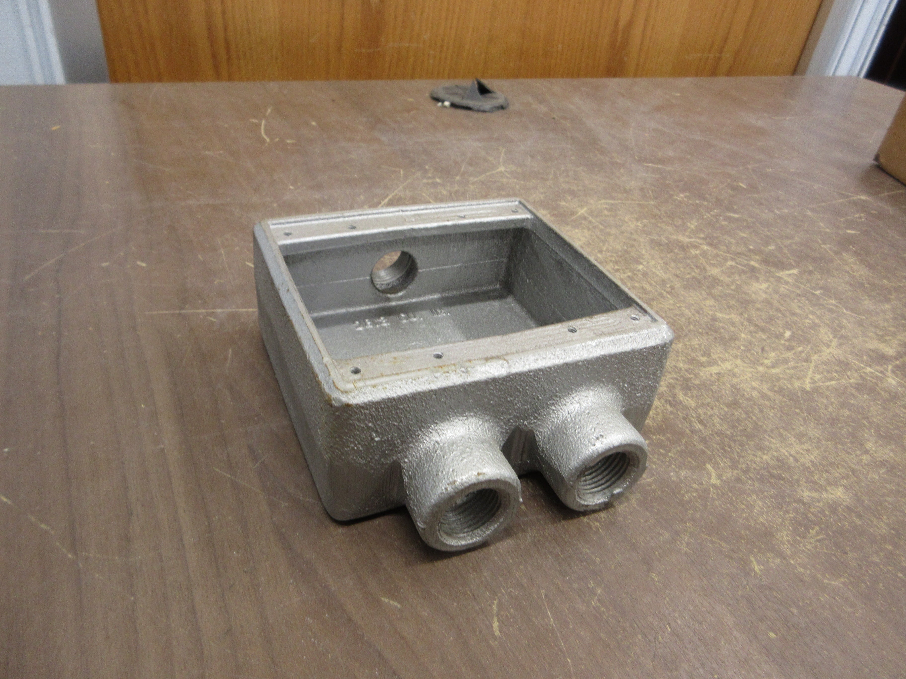 Cooper Crouse-Hinds Condulet Cast Device Box FSD212 Size: 3/4" Two-Gang