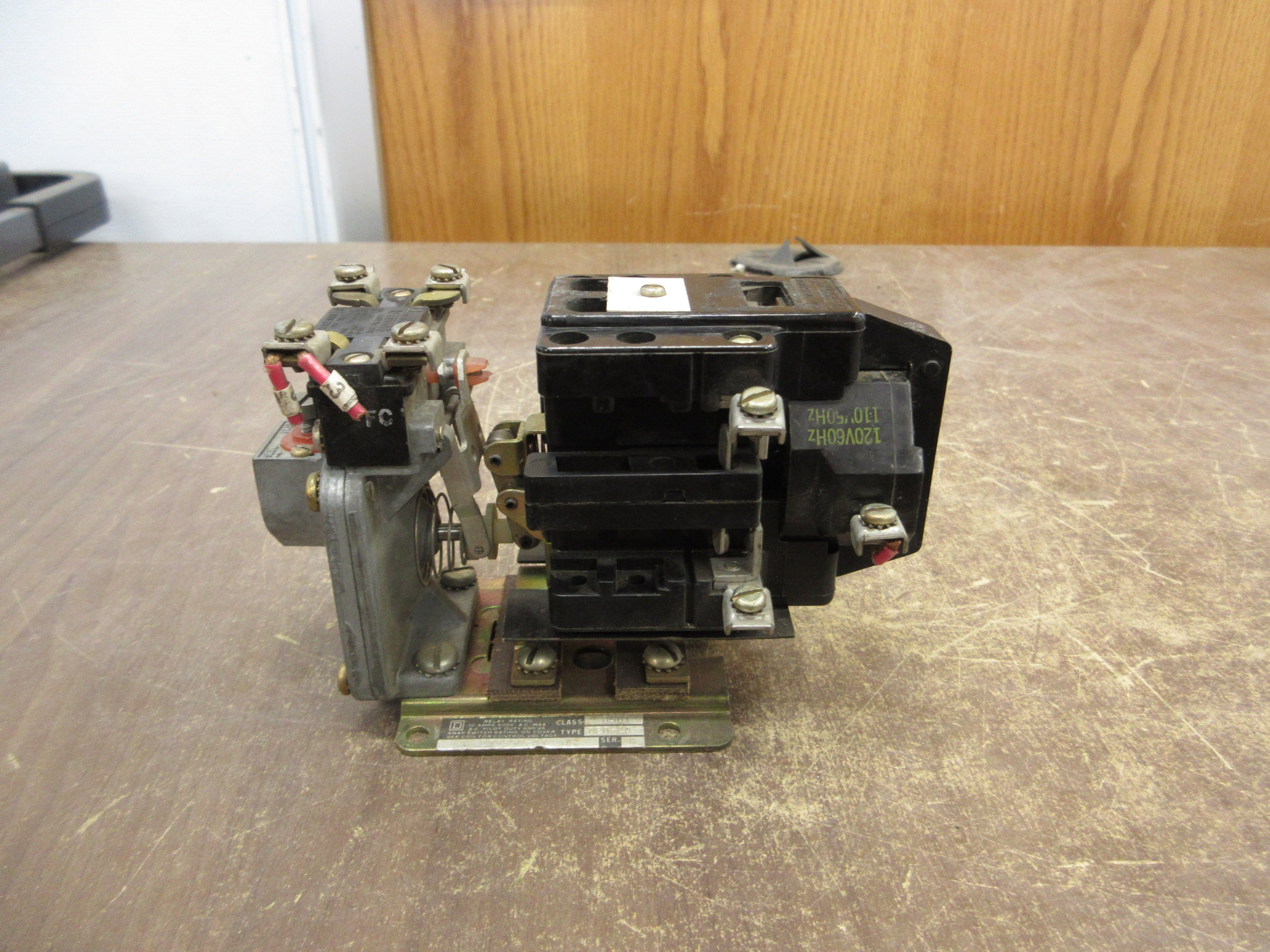 Square D Timing Relay 8501 DEO-20 Ser. A 120V Coil *Missing (1) Terminal Screw*