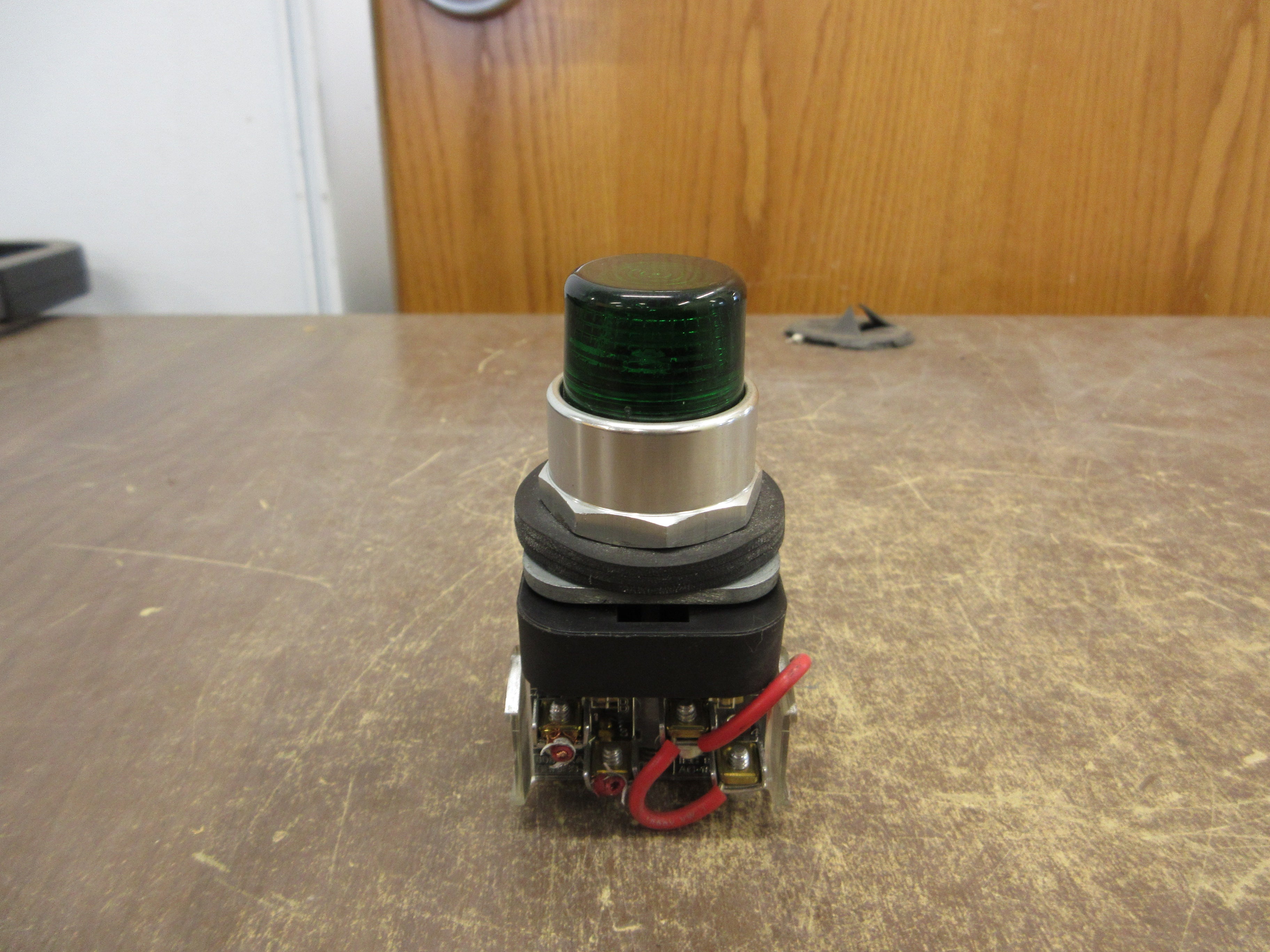 Allen-Bradley Illuminated Push Button 800T-PT16G Ser. T Green 120V 50/60Hz Used
