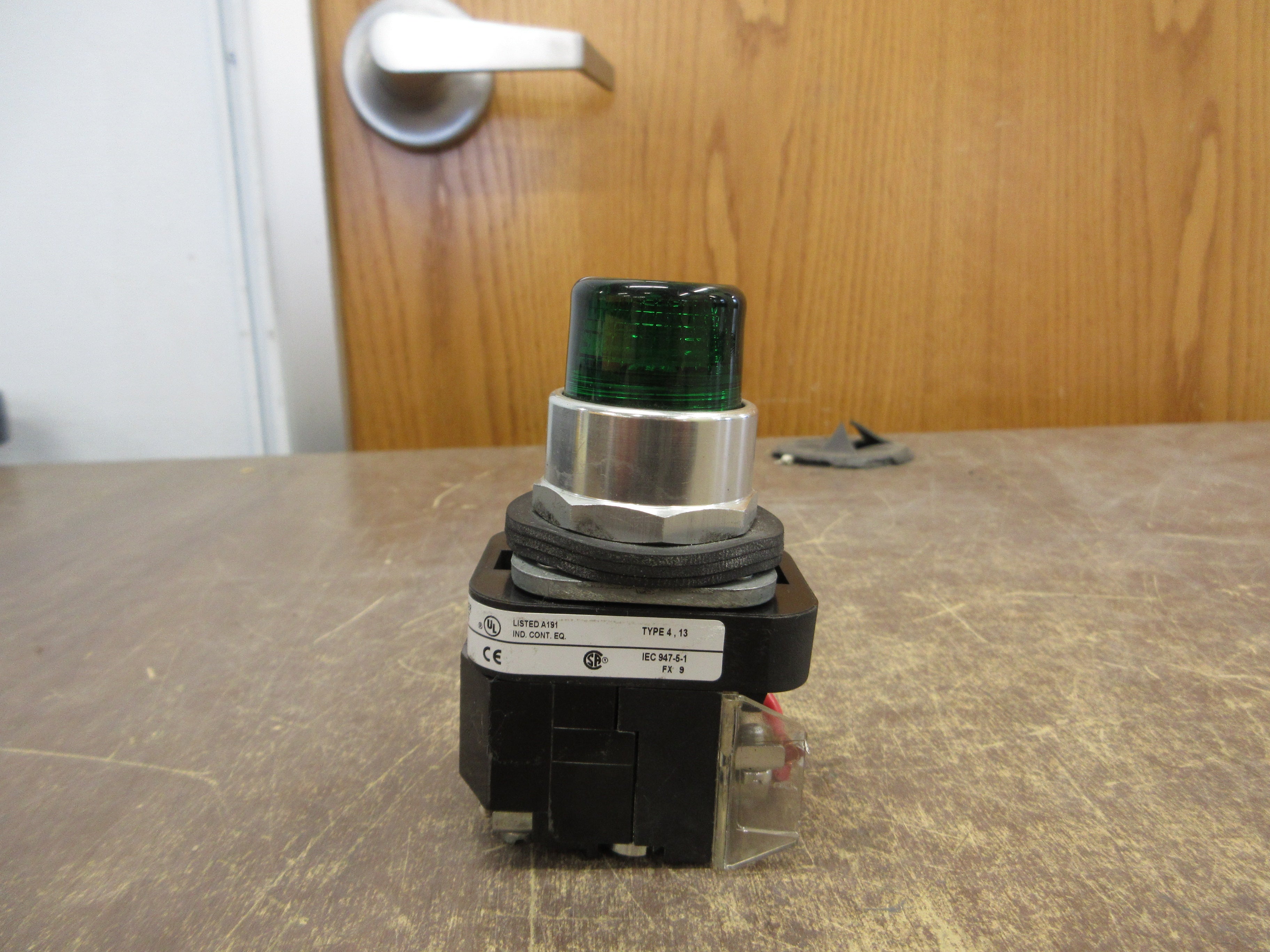 Allen-Bradley Illuminated Push Button 800T-PT16G Ser. T Green 120V 50/60Hz Used