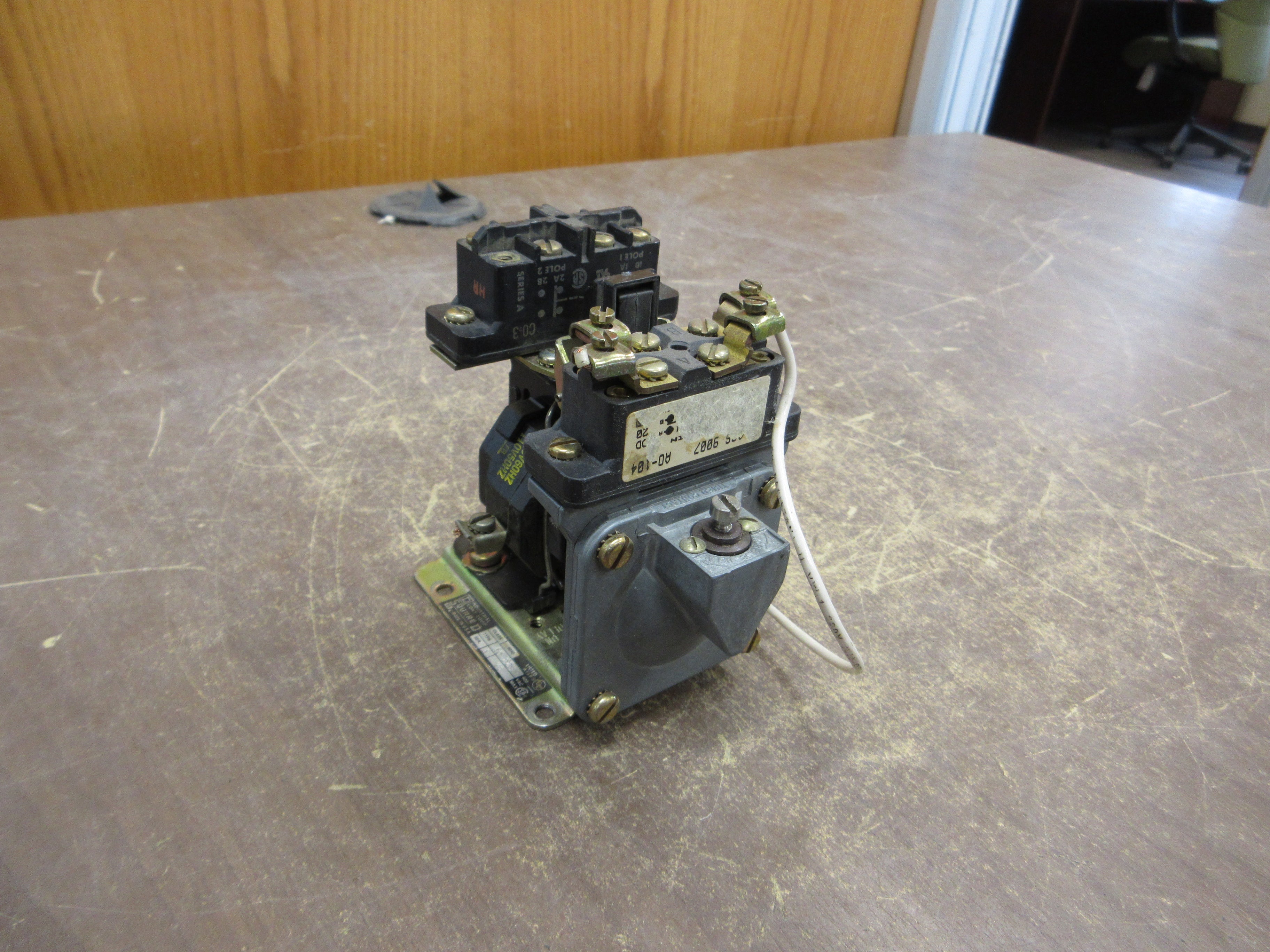 Square D Pneumatic Timing Relay 9050 AO 22E Ser. A 120V Coil Used