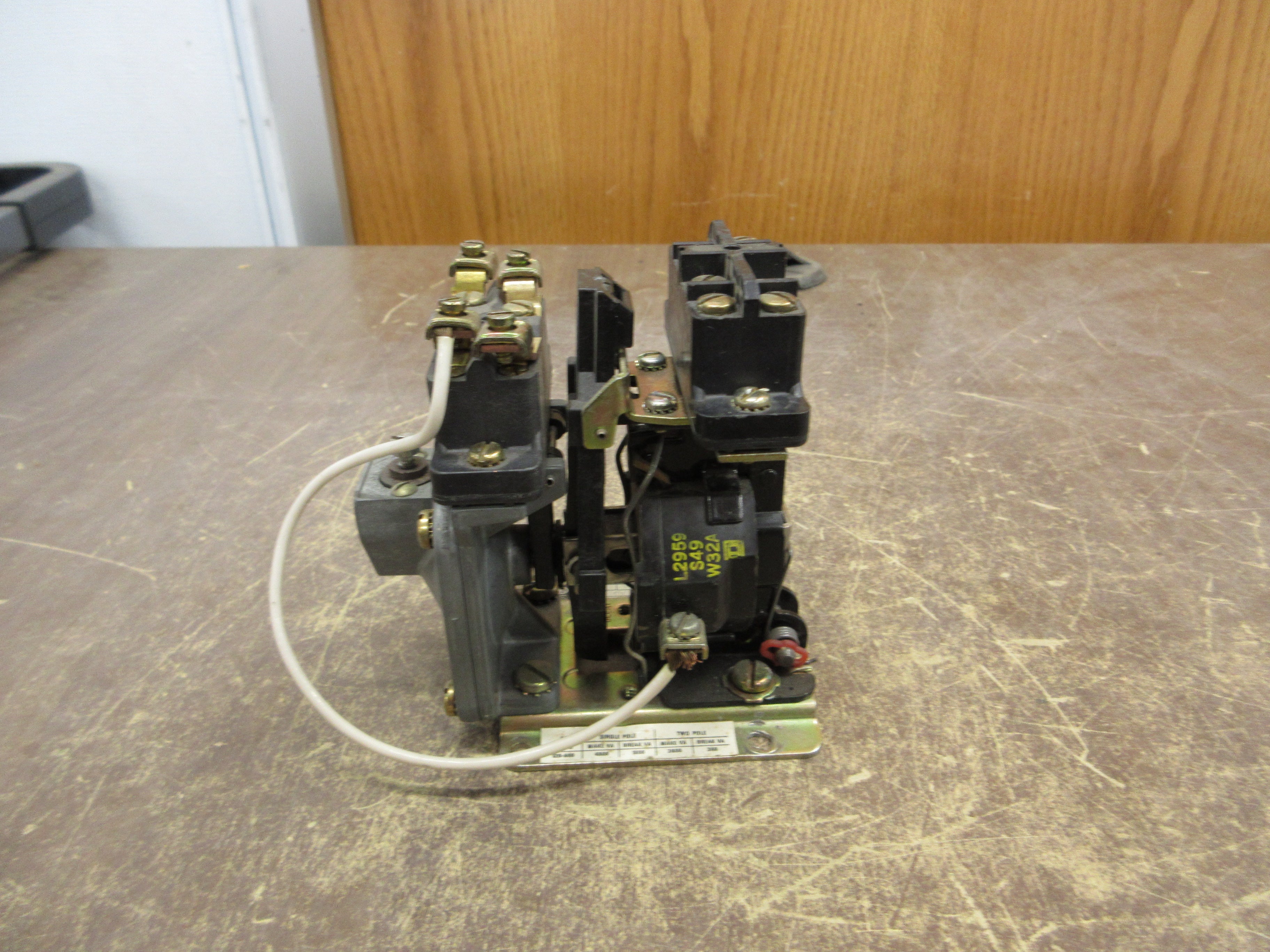 Square D Pneumatic Timing Relay 9050 AO 22E Ser. A 120V Coil Used