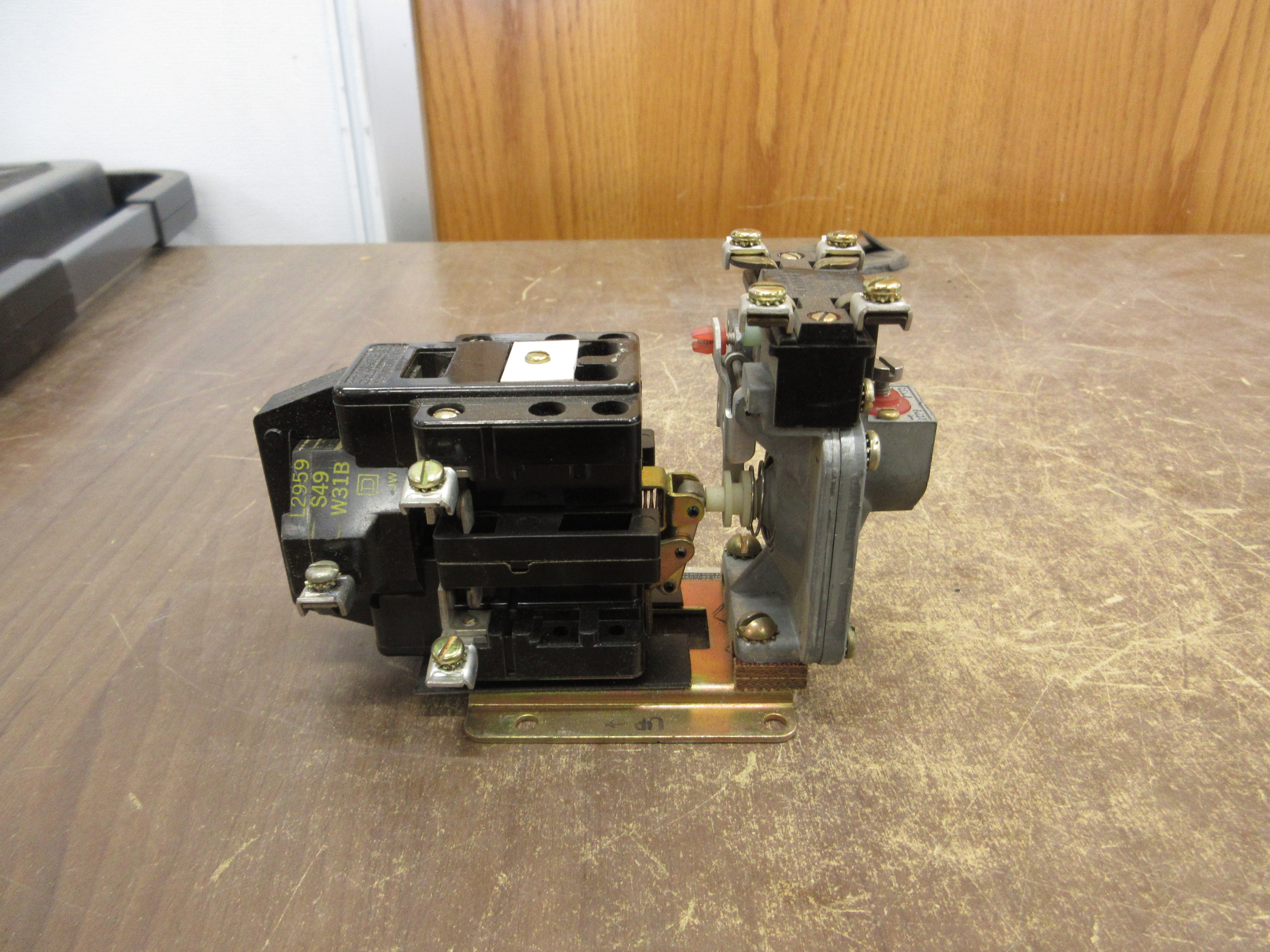 Square D Timing Relay 8501 DEO-20 Ser. A 120V Coil Used