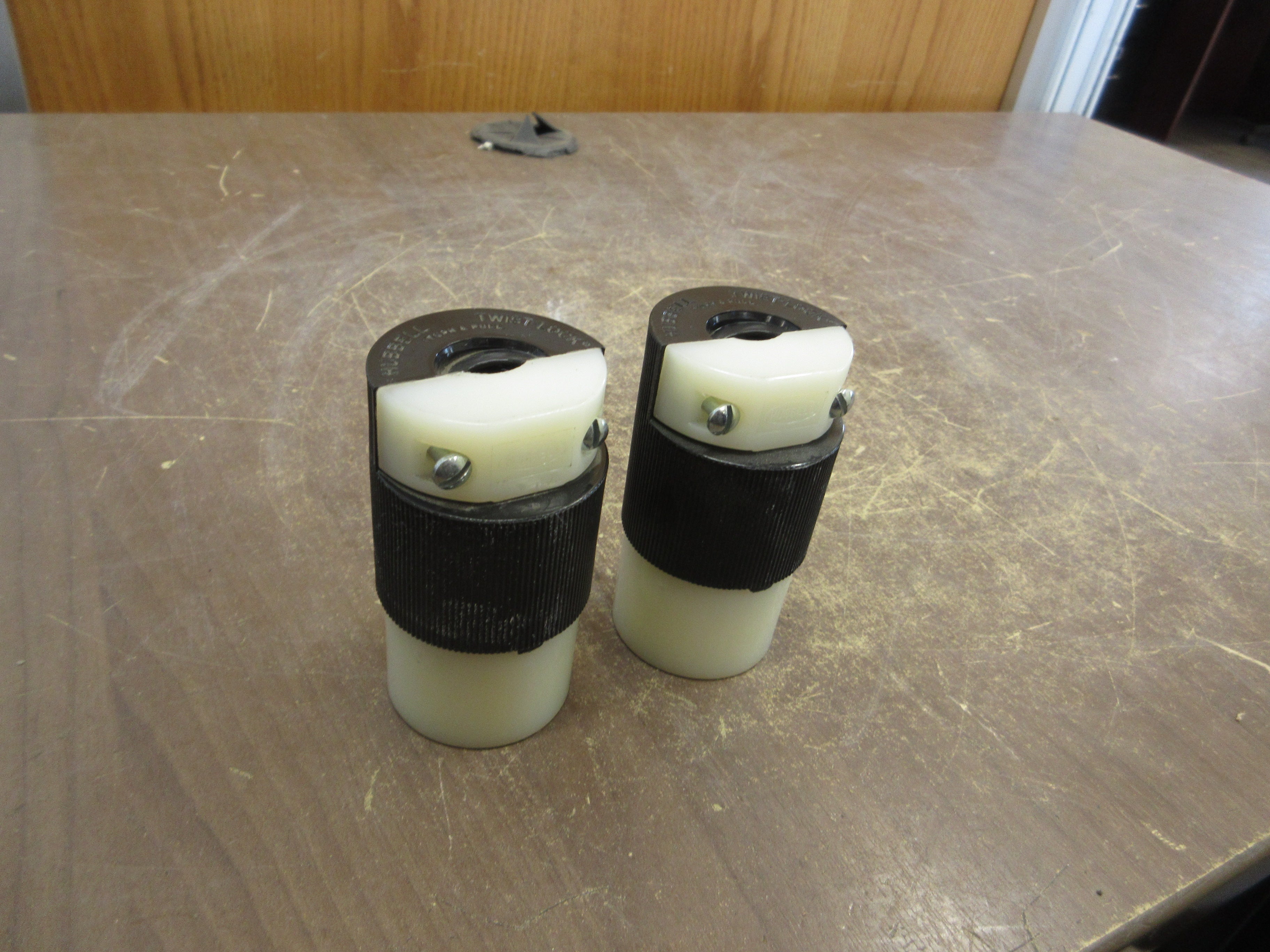 Hubbell Twist-Lock Connector 231A 20A 125V *Lot of 2* Used