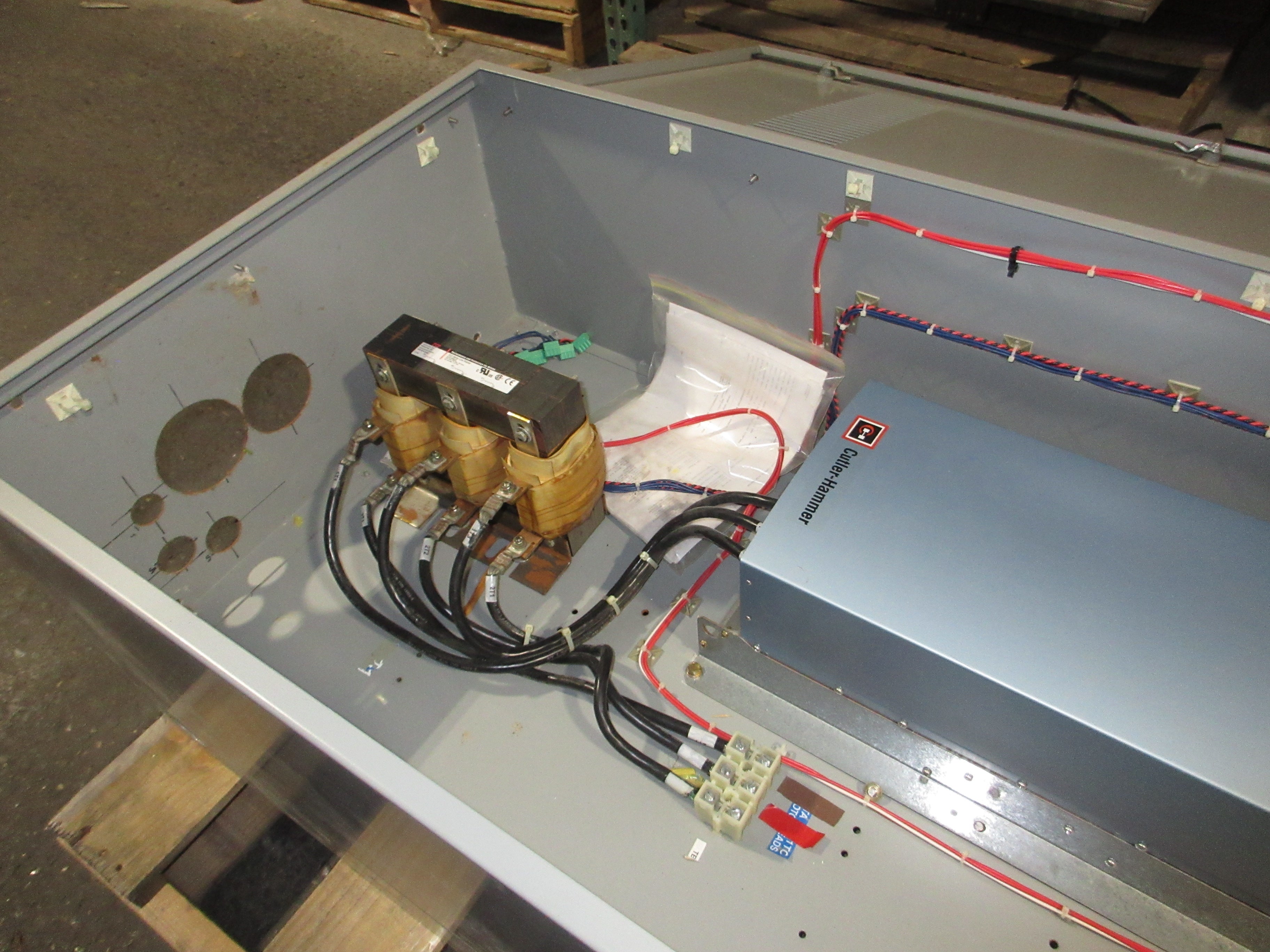 Eaton SV9000 AC Drive SV9100AGV5M0A00CL10 100HP 3Ph w/ Keypad Used