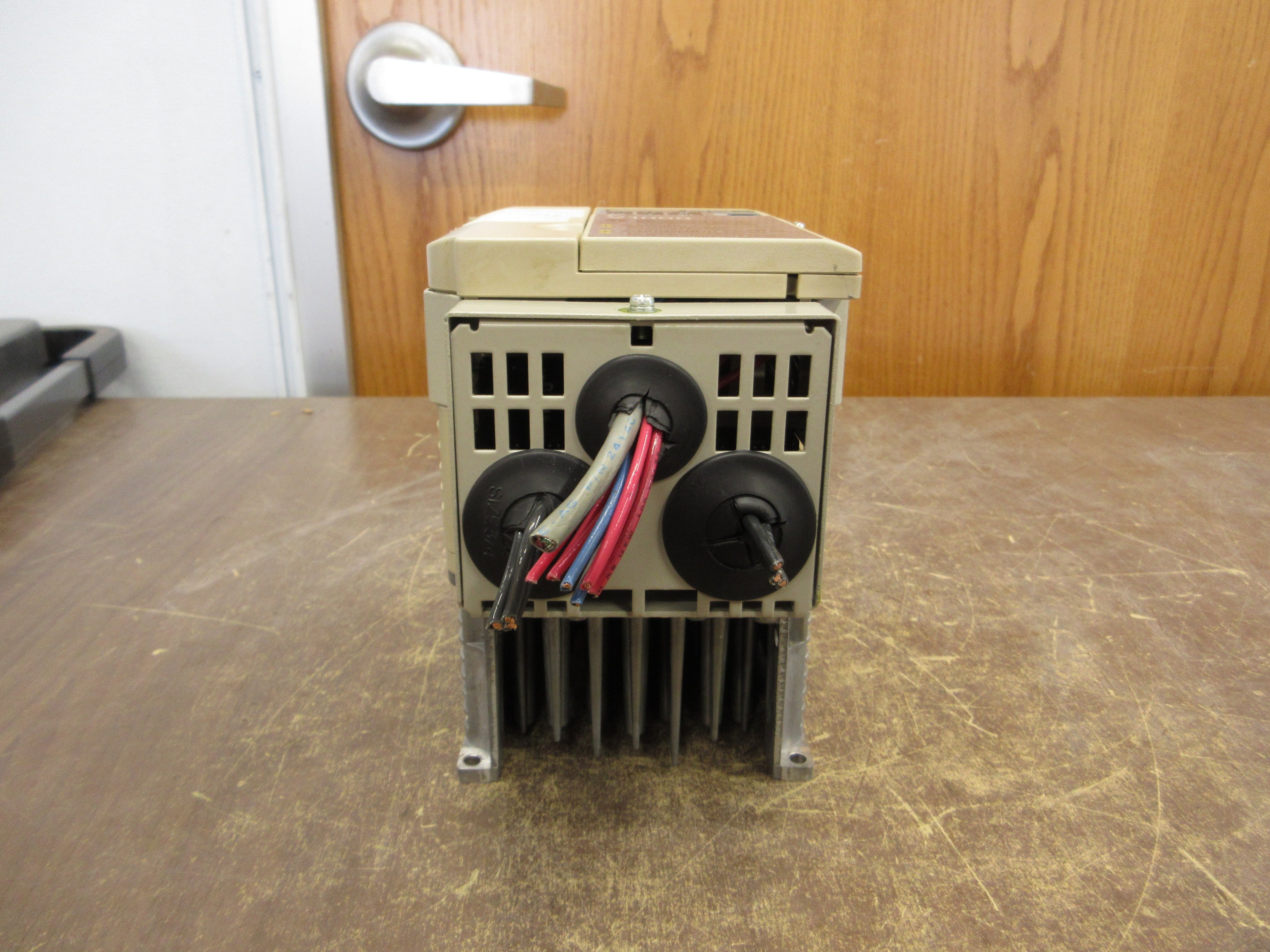Yaskawa V1000 AC Drive CIMR-VU4A0005FAA Rev. D 3HP 3Ph Vent Cover Used