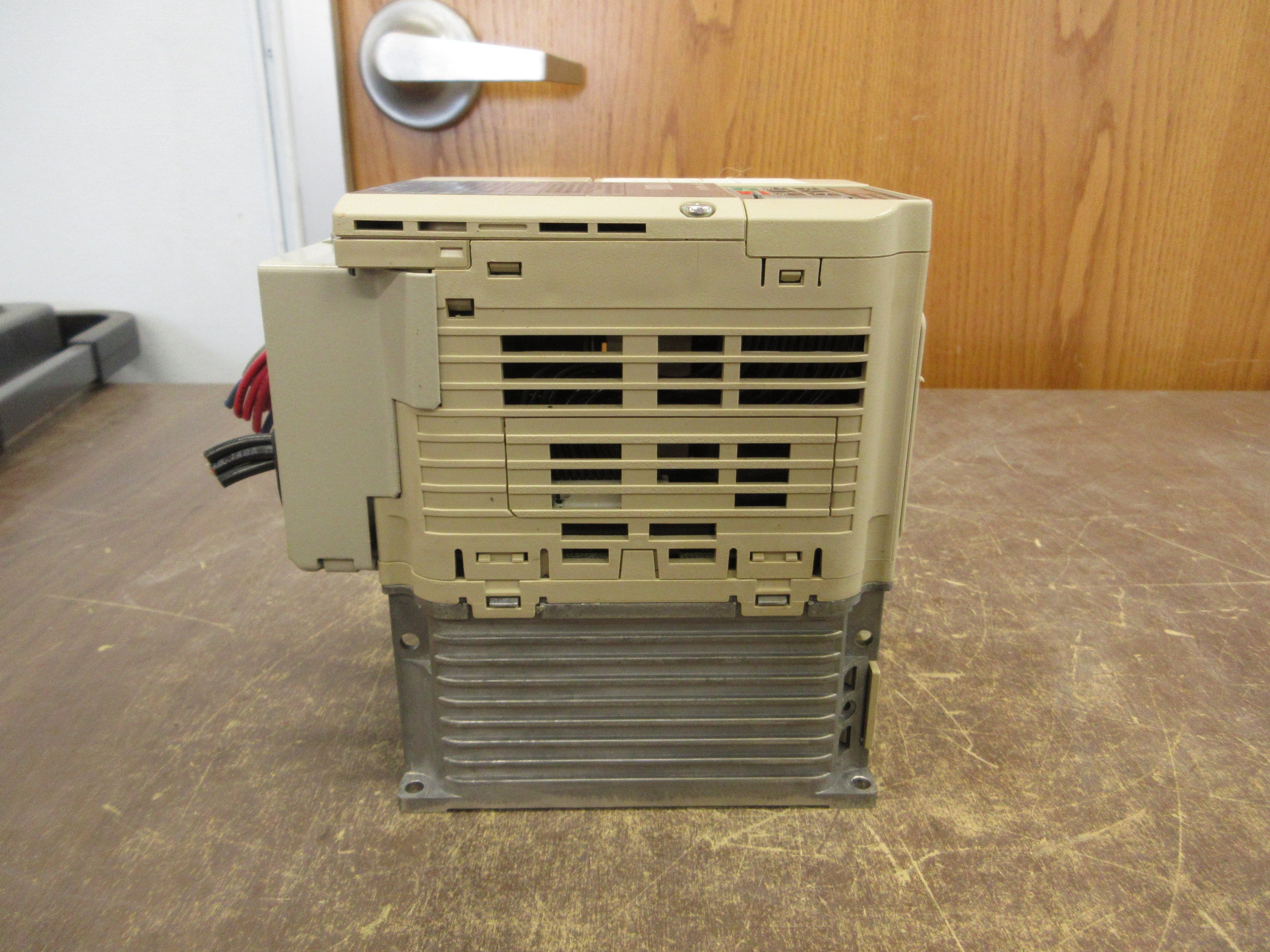 Yaskawa V1000 AC Drive CIMR-VU4A0005FAA Rev. D 3HP 3Ph Vent Cover Used