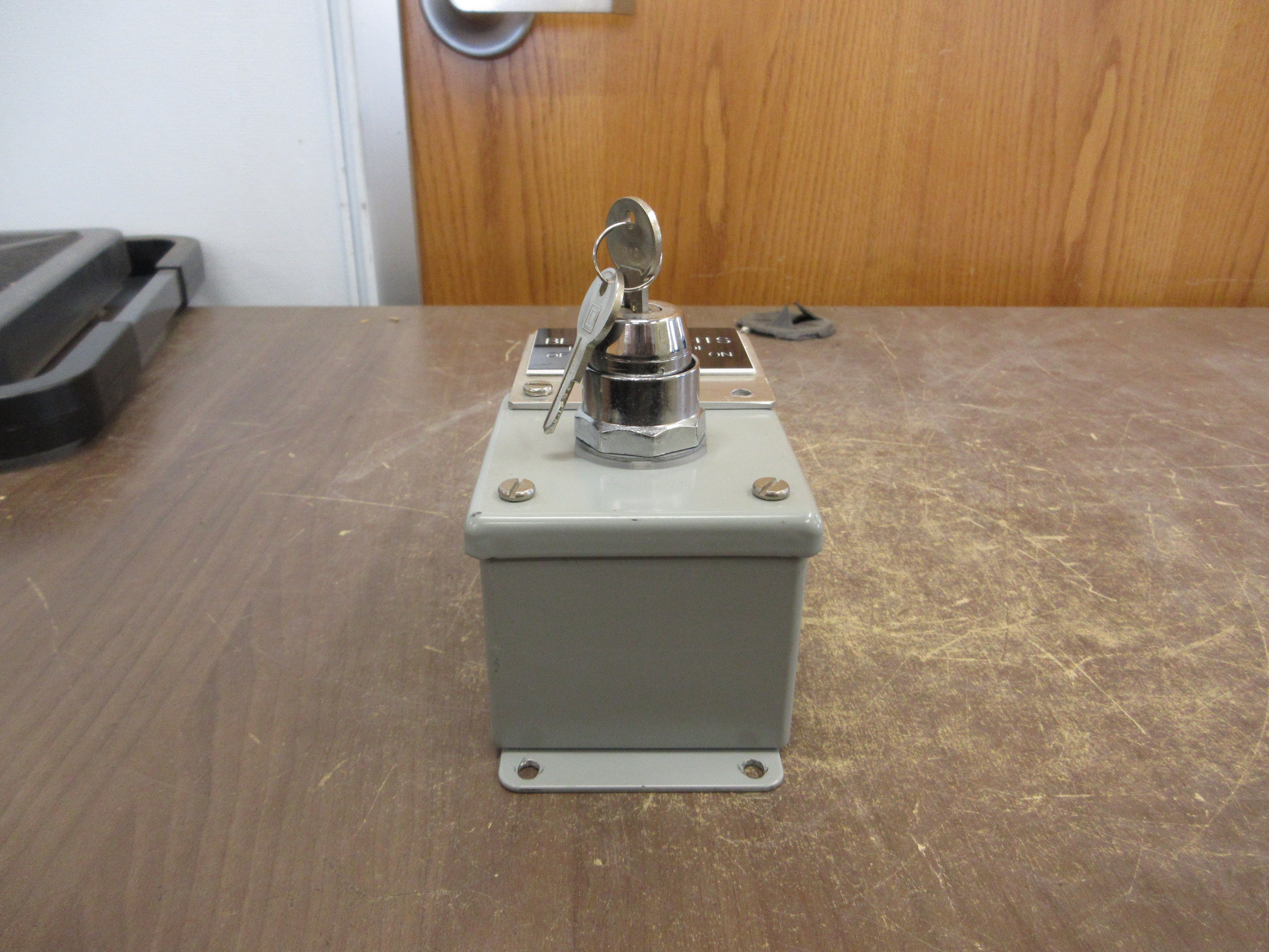 Square D Enclosed Keyed Switch 9001 KA1 Ser. K Type 12, 13 Enclosure Used