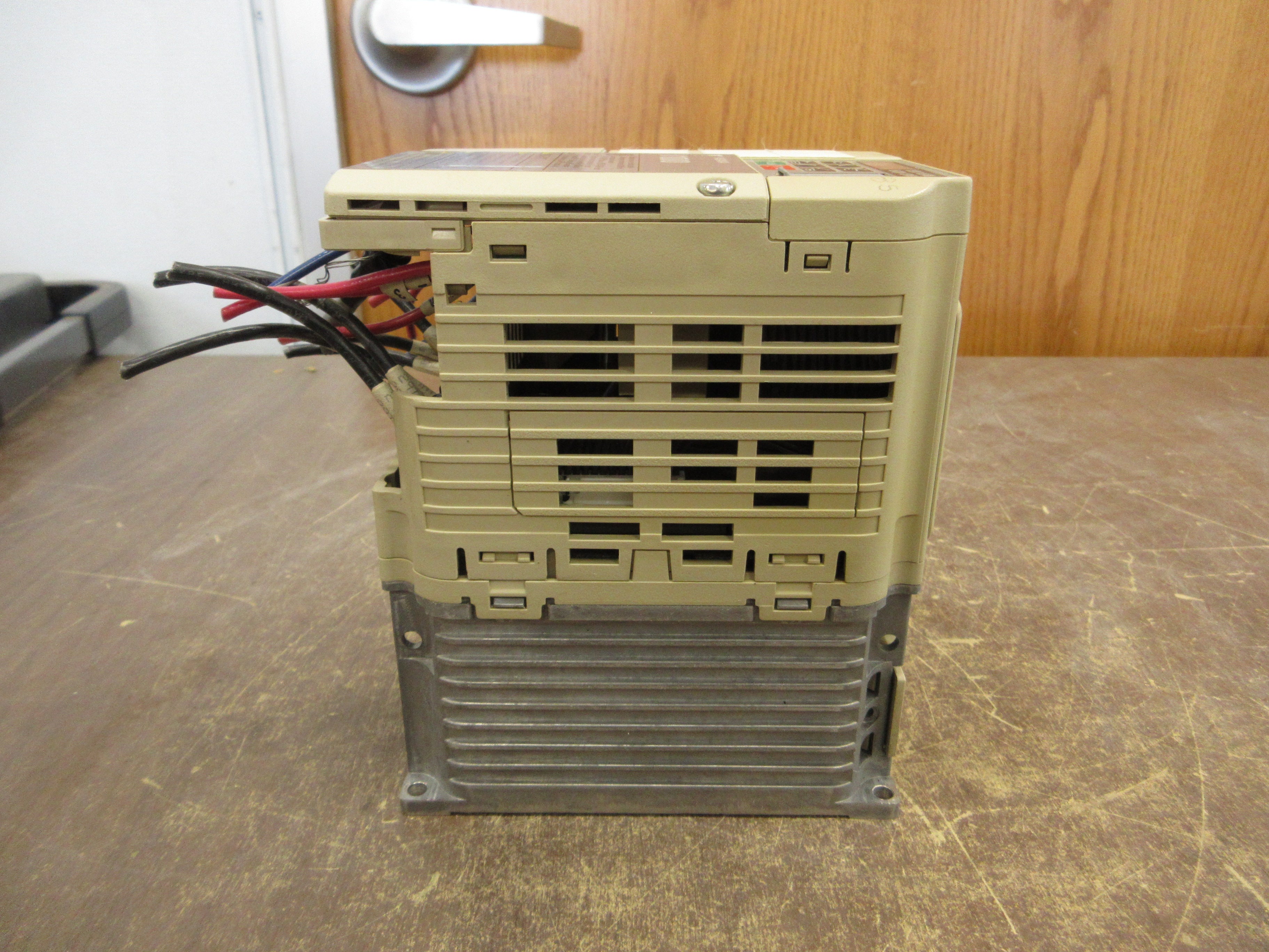 Yaskawa V1000 AC Drive CIMR-VU4A0005FAA Rev. D 3HP 3Ph Vent Cover Used