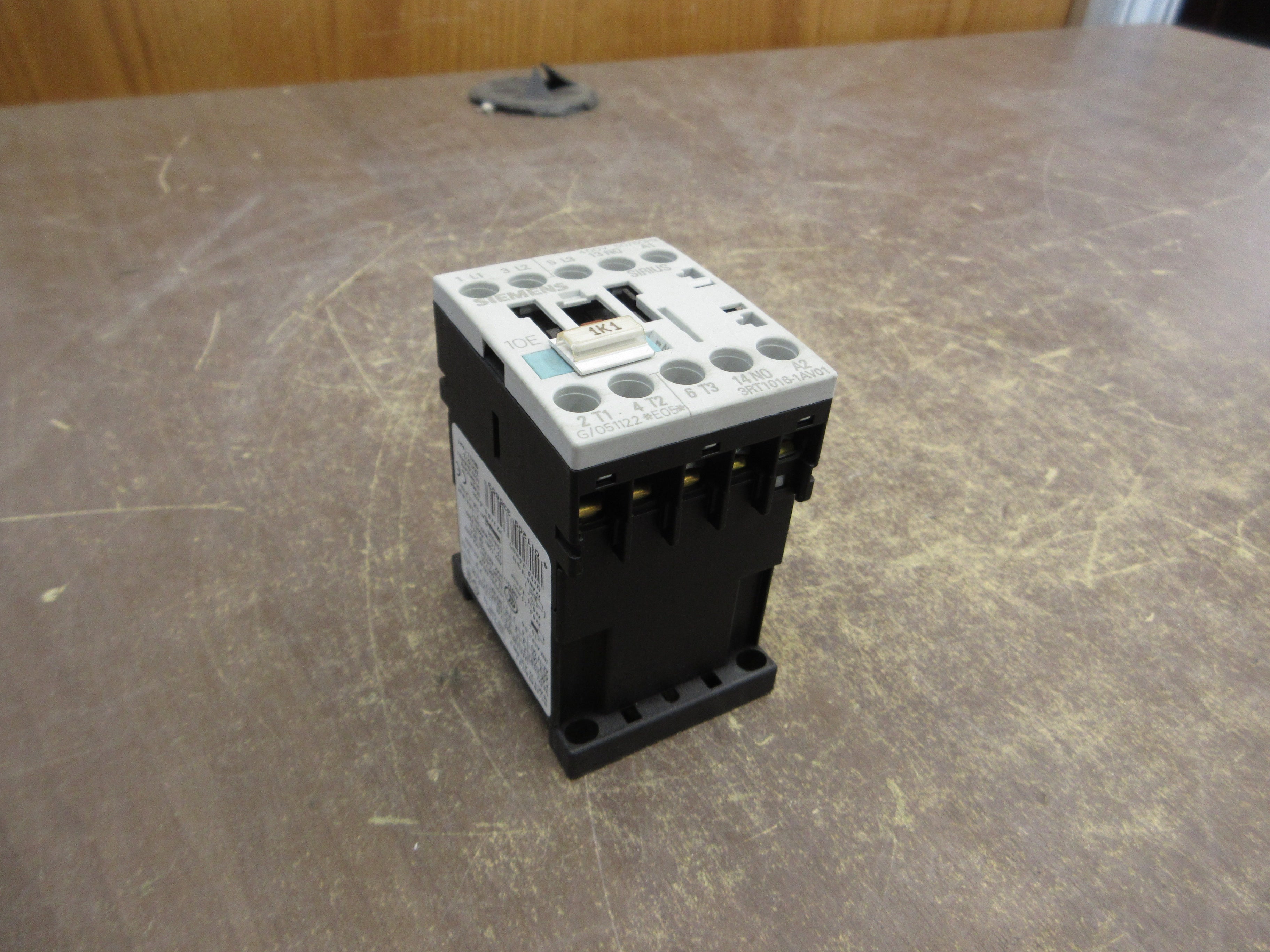 Siemens Sirius Contactor 3RT1016-1AV01 400V Coil 20A 600V Used