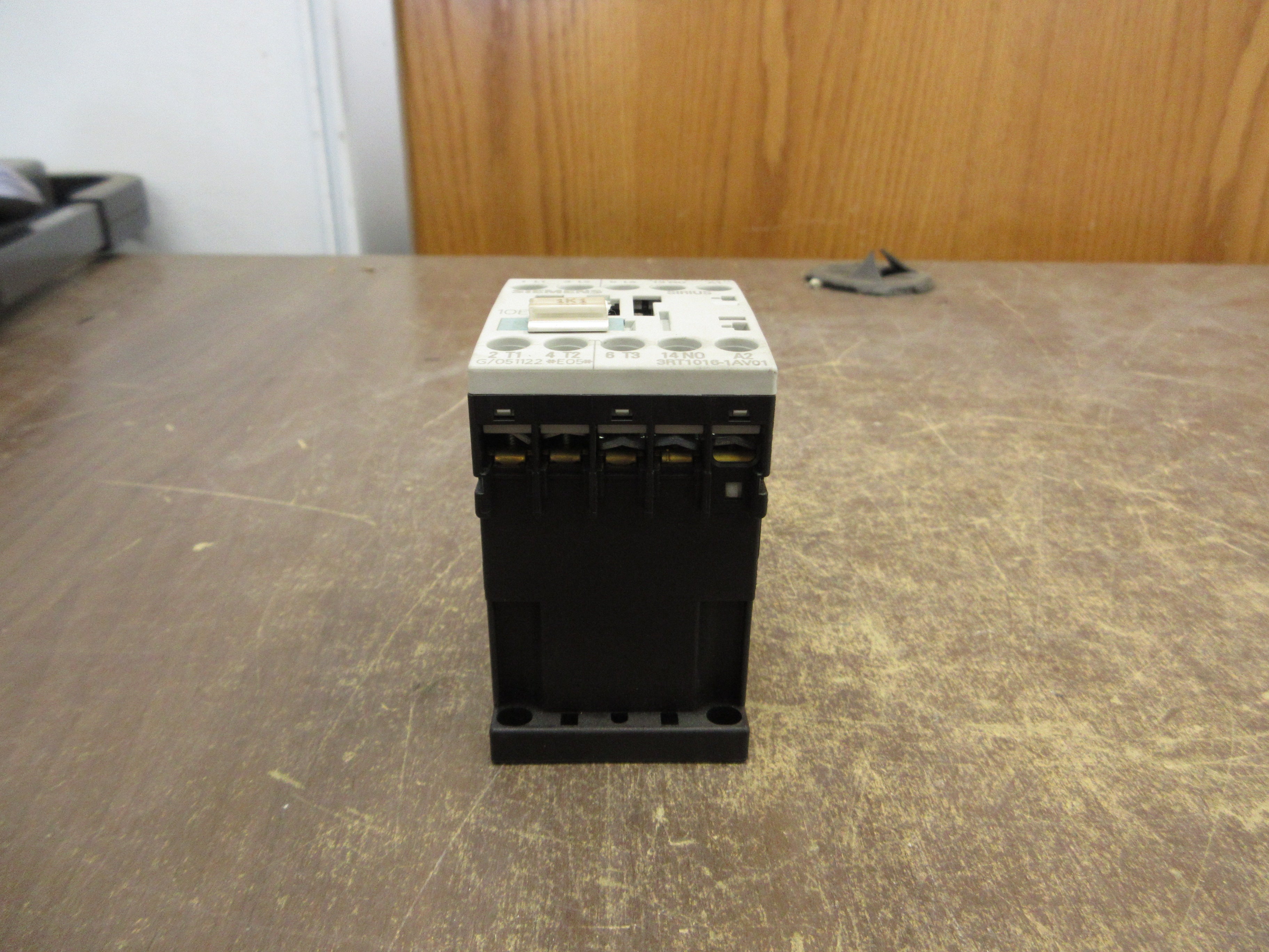 Siemens Sirius Contactor 3RT1016-1AV01 400V Coil 20A 600V Used