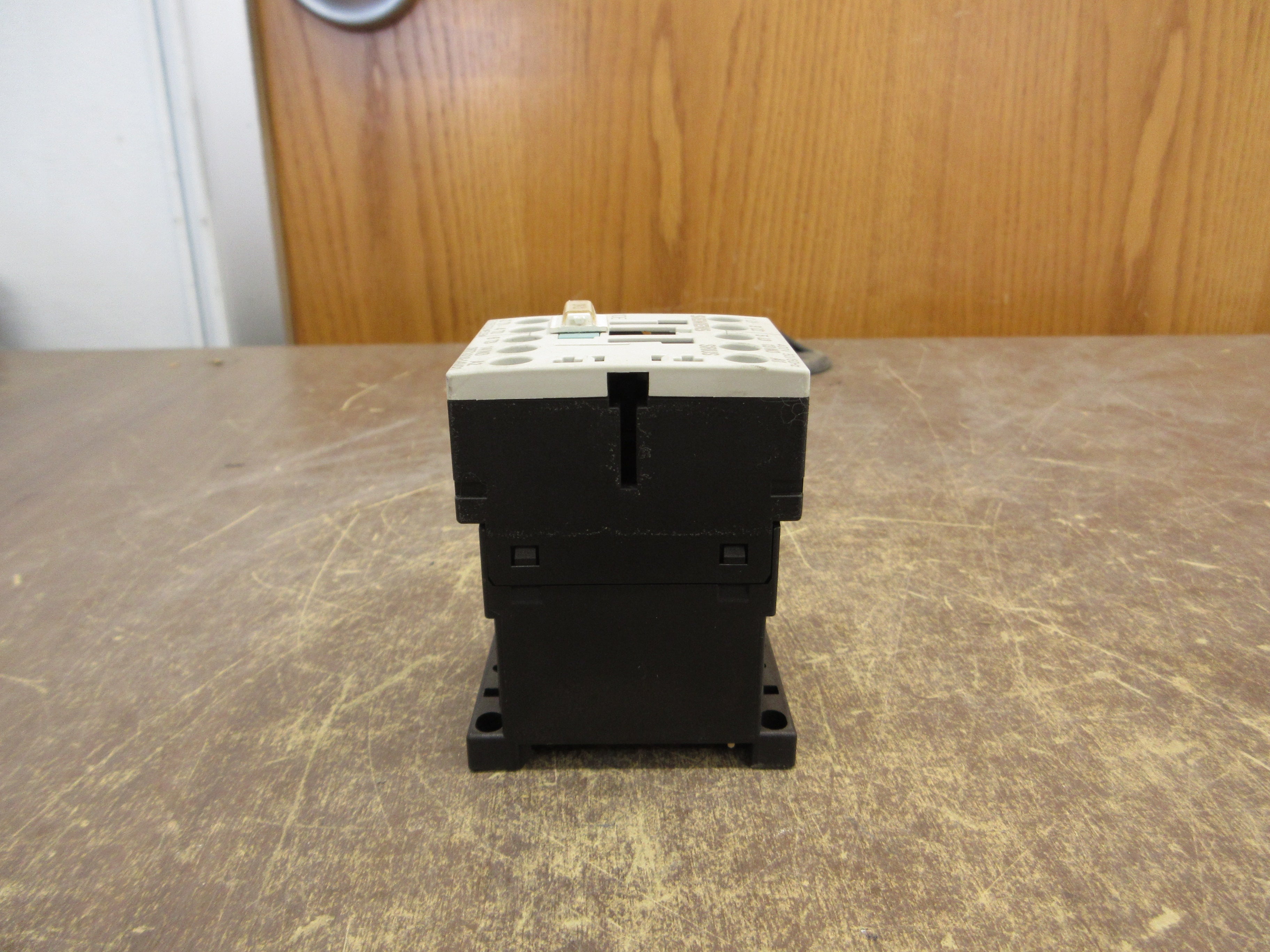 Siemens Sirius Contactor 3RT1016-1AV01 400V Coil 20A 600V Used
