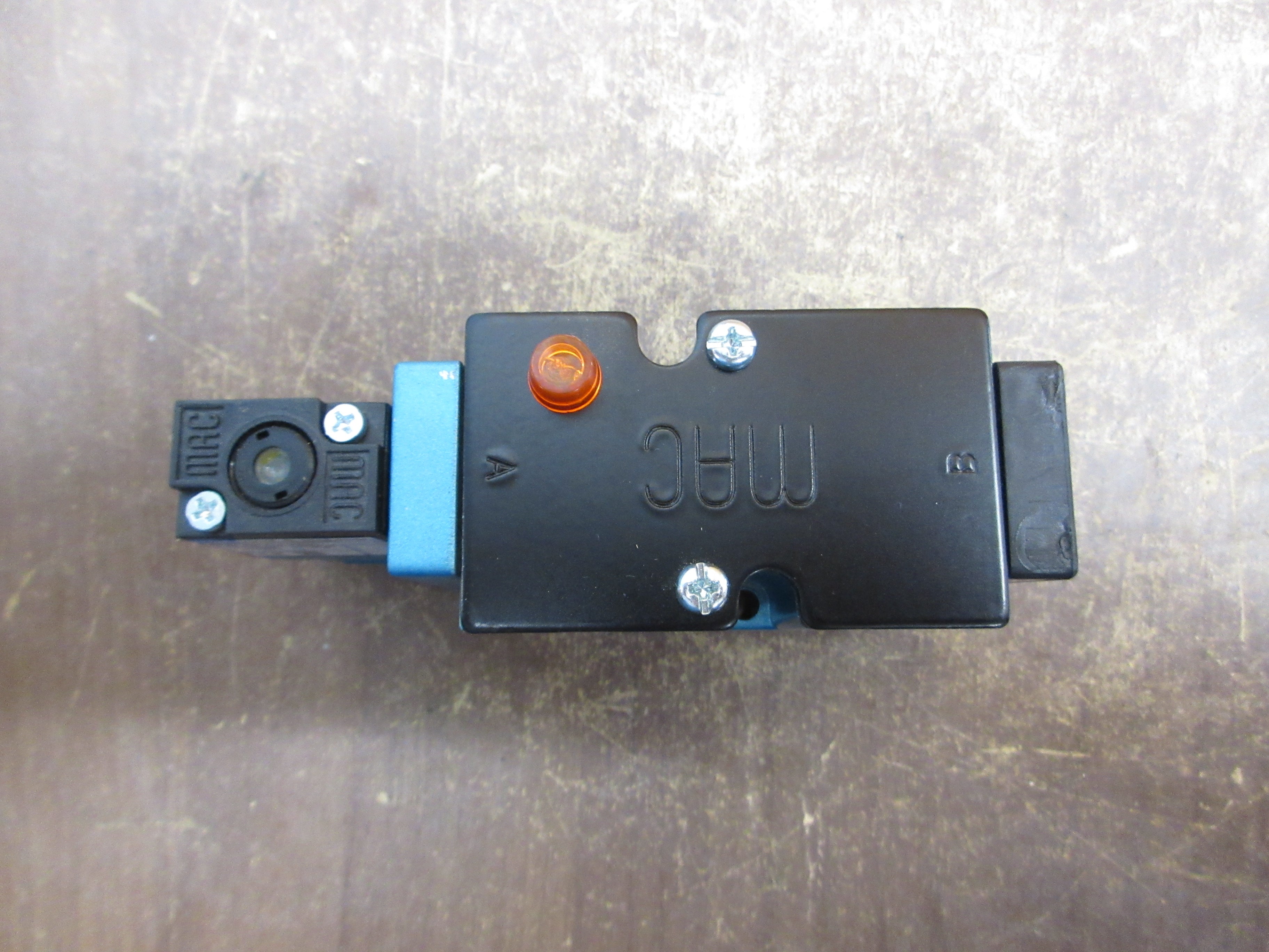 MAC Solenoid Valve 82A-AC-000-TM-DAAP-1DA VAC-150PSI Used