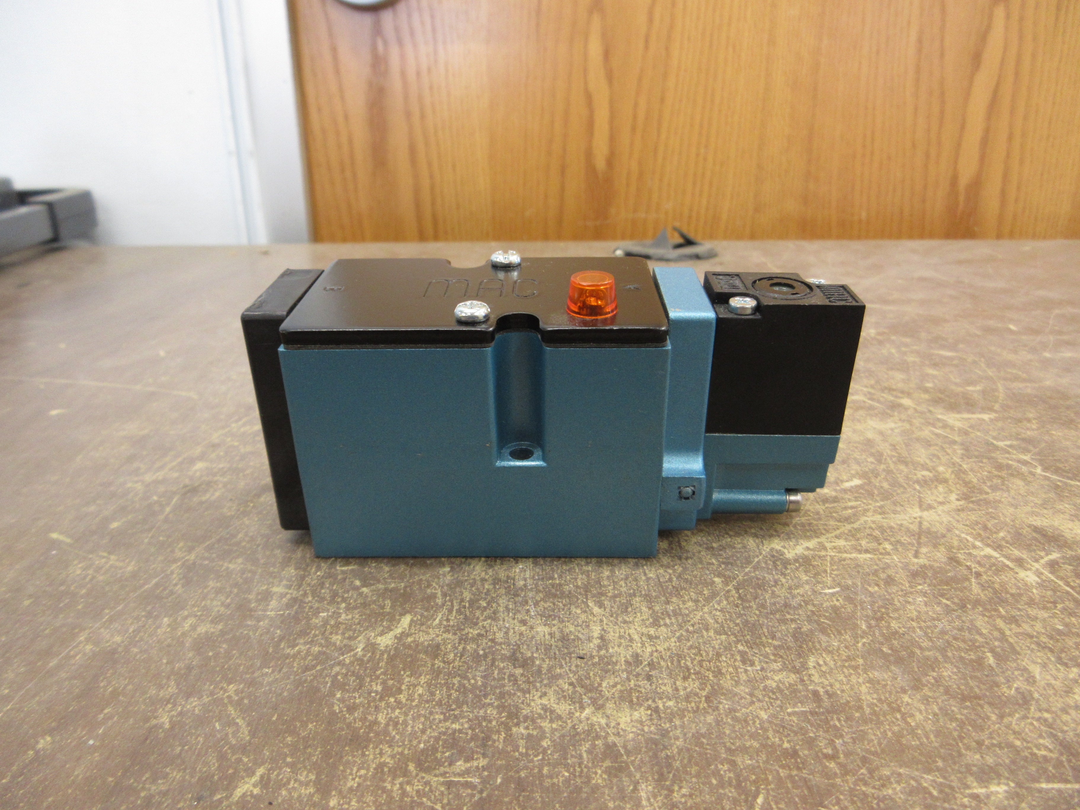 MAC Solenoid Valve 82A-AC-000-TM-DAAP-1DA VAC-150PSI Used