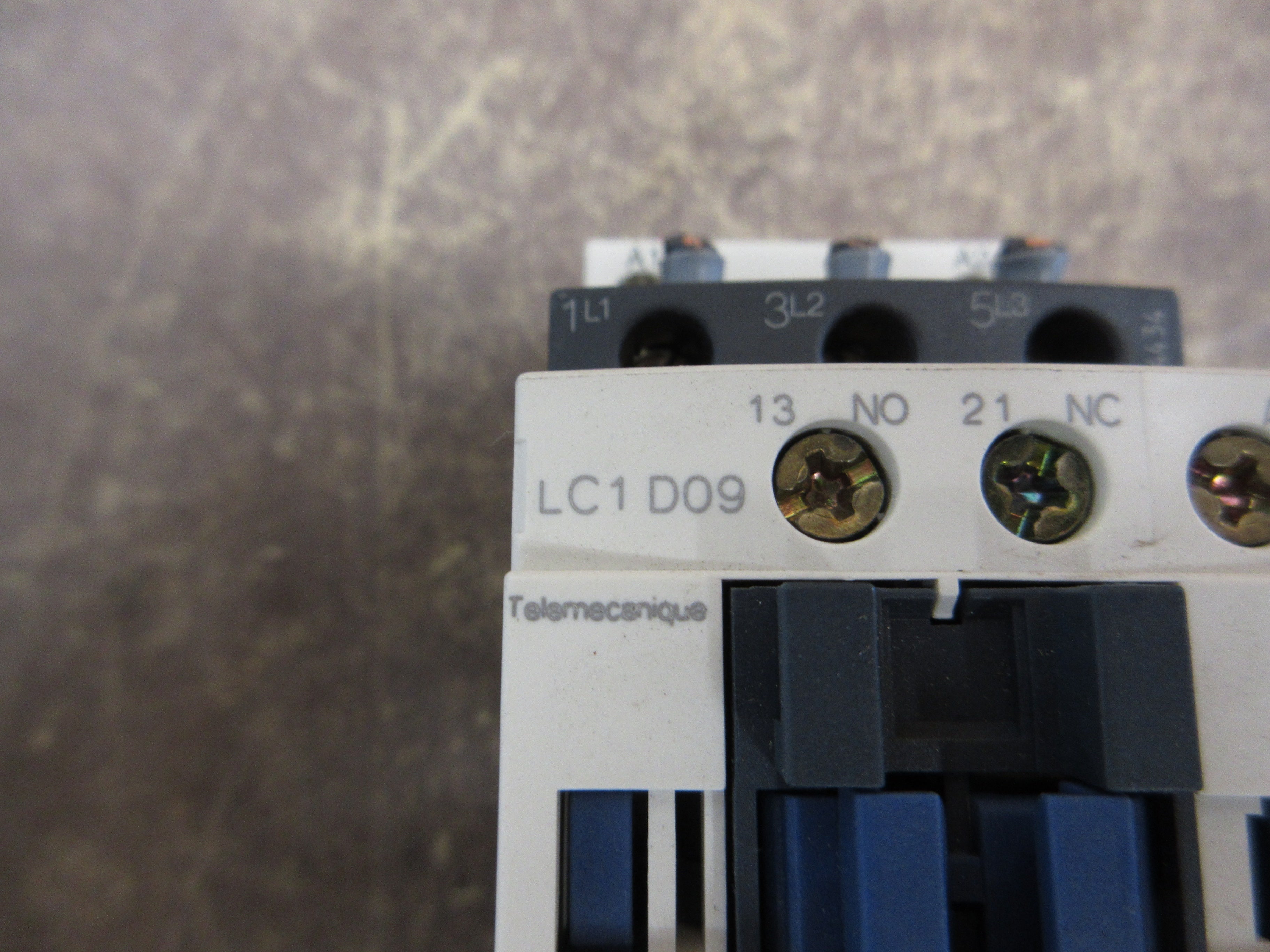 Square D Contactor w/ Mounting Adapter Coil LC1 D09 110V Coil Used