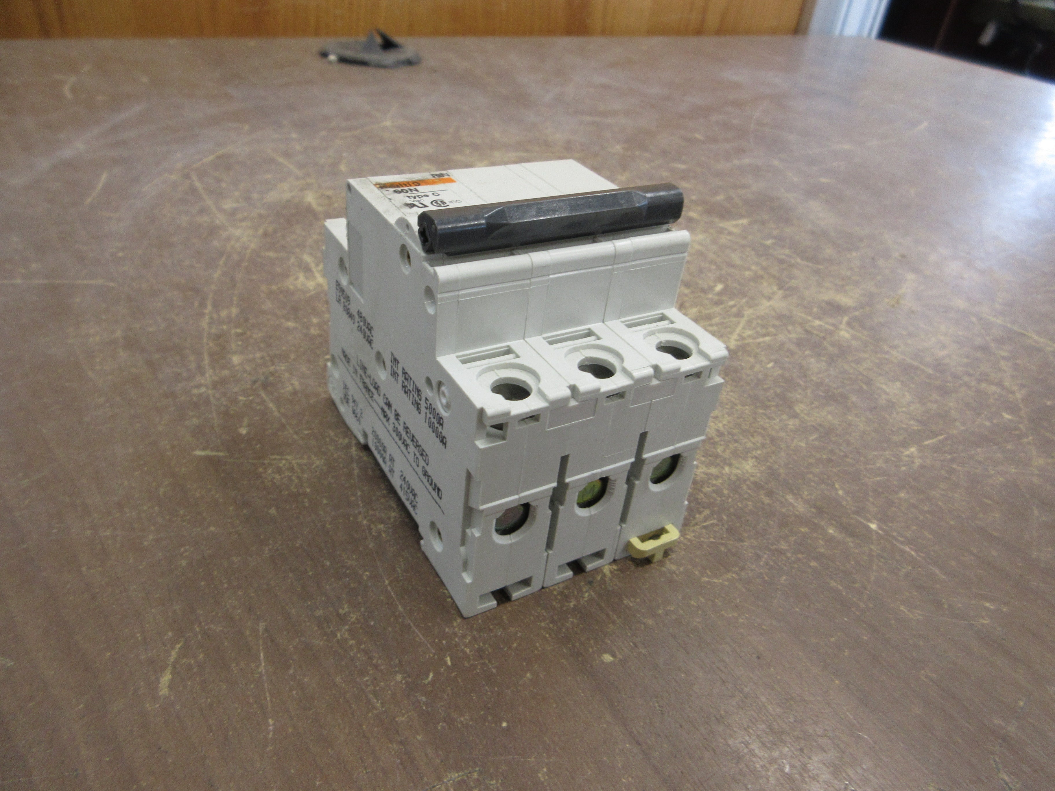 Merlin Gerin Multi9 C60N Circuit Breaker 24460 2A 480V 3P Used