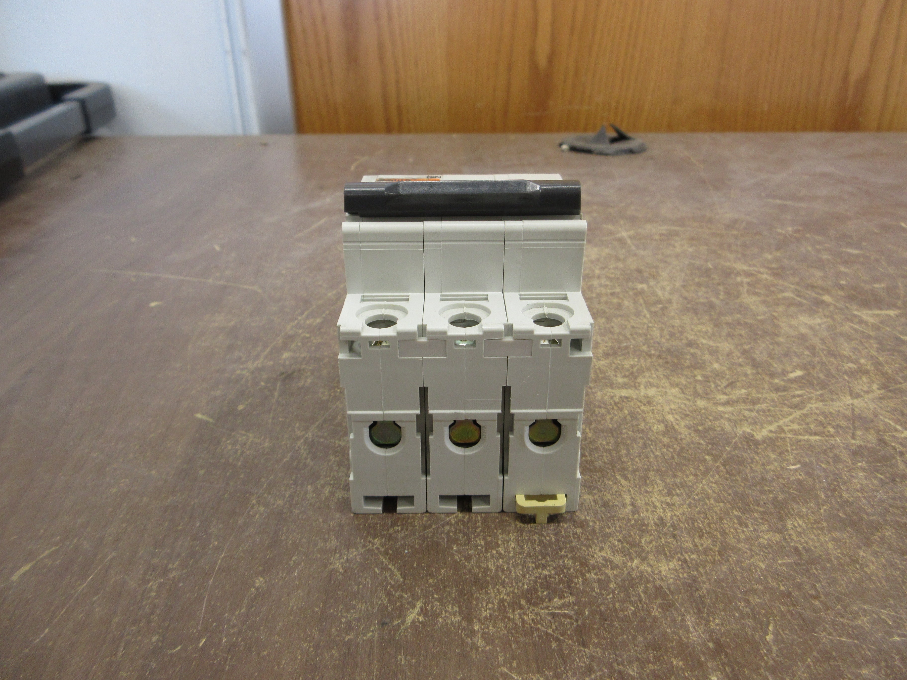 Merlin Gerin Multi9 C60N Circuit Breaker 24460 2A 480V 3P Used