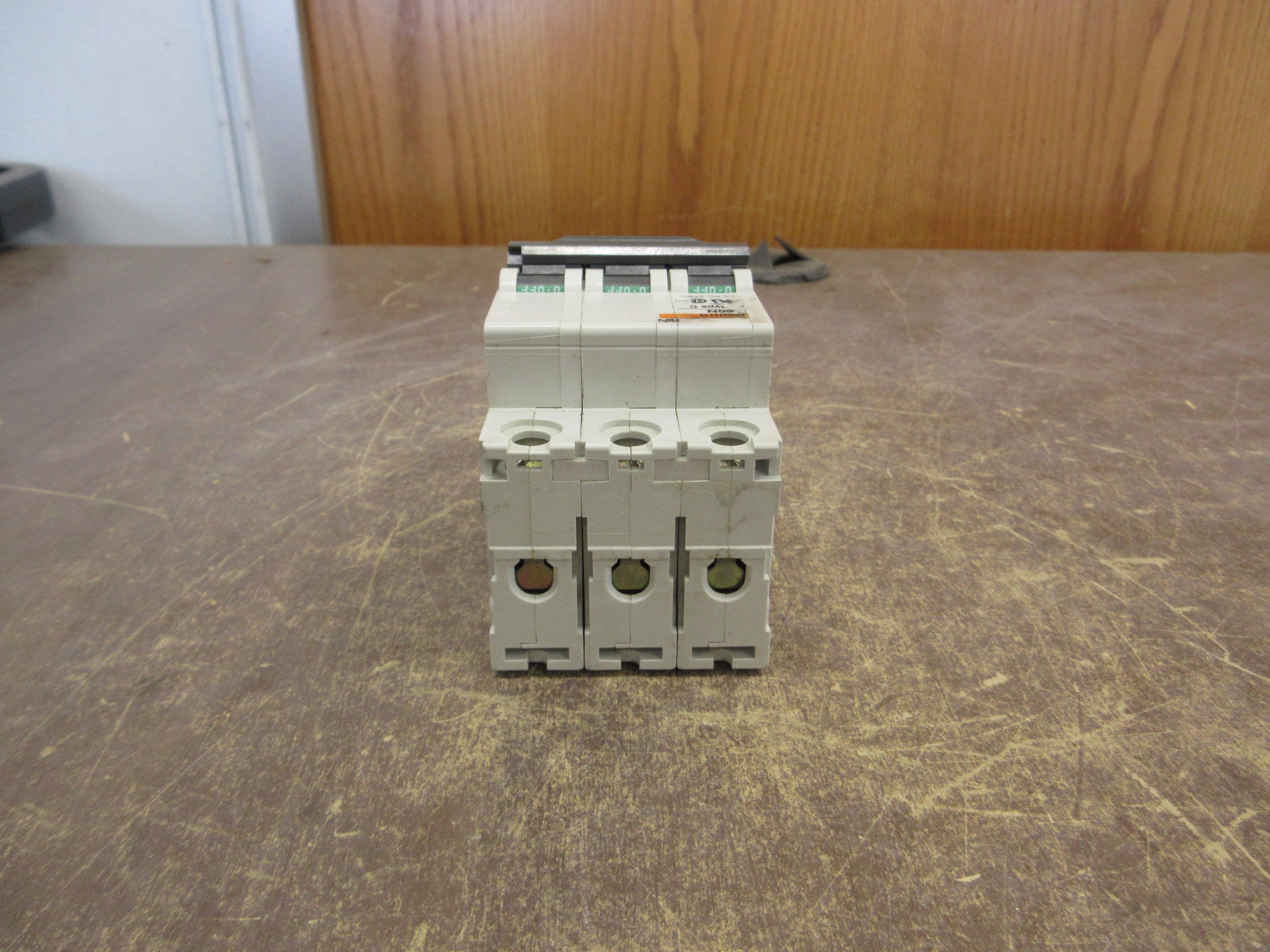 Merlin Gerin Multi9 C60N Circuit Breaker 24460 2A 480V 3P Used