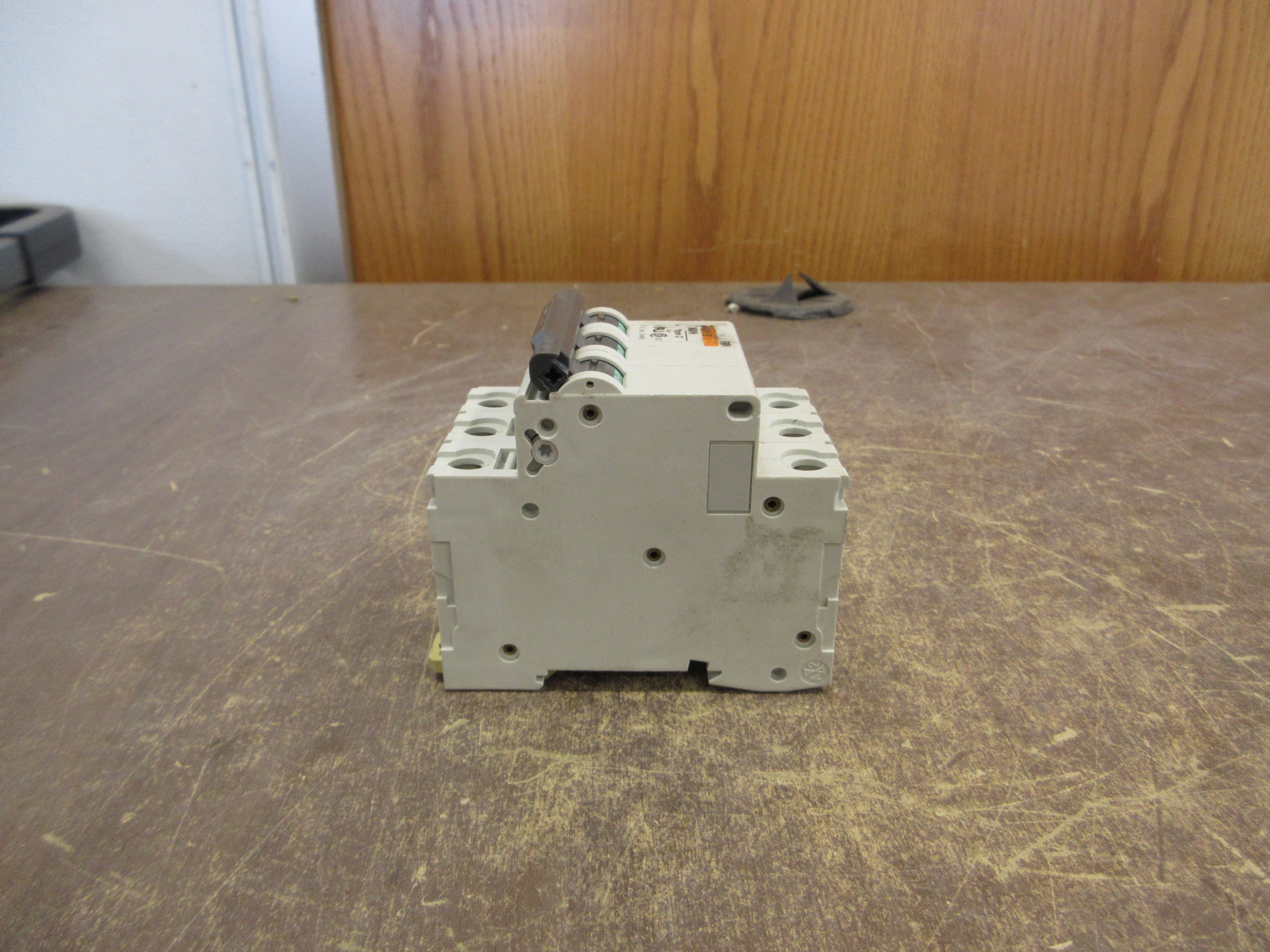 Merlin Gerin Multi9 C60N Circuit Breaker 24460 2A 480V 3P Used